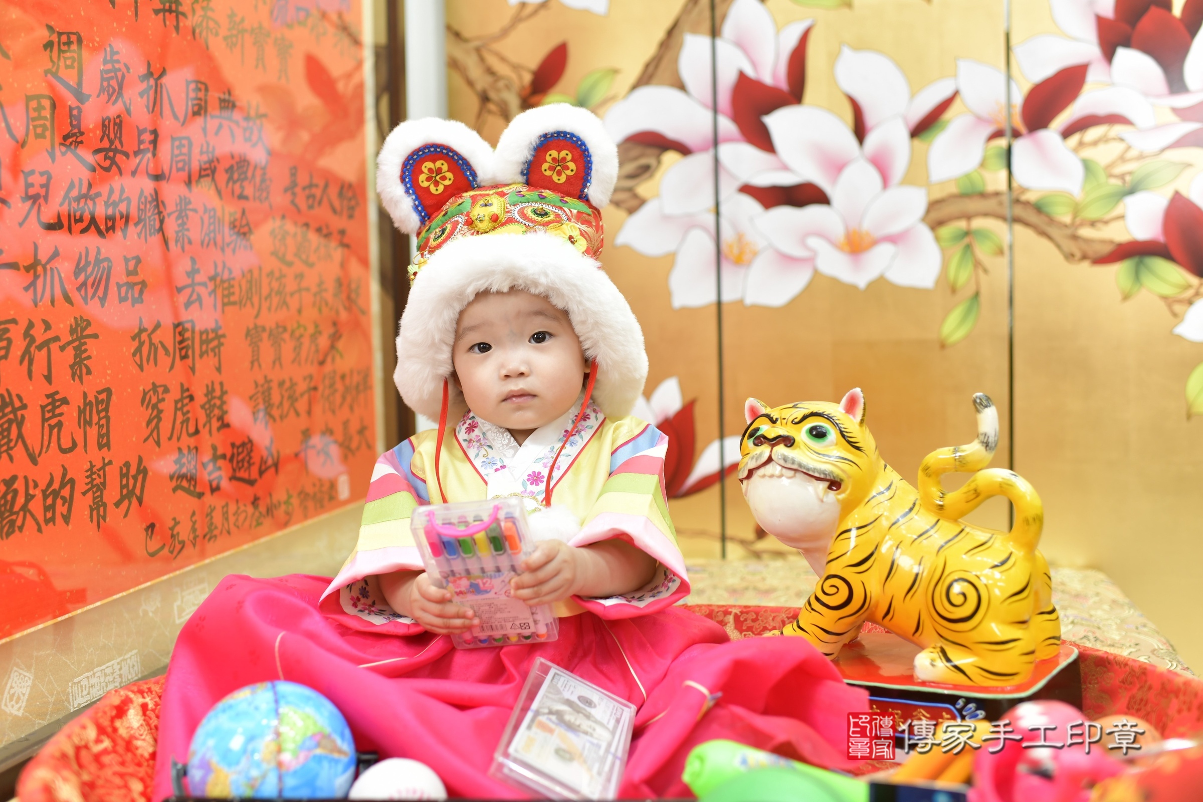 新竹市香山區孜孜寶寶抓周推薦：傳家新竹店抓周度脺中國風會場，嬰兒古禮抓周流程儀式吉祥話、抓周道具物品24種、拍照。抓周證書。2025.8.16，照片7