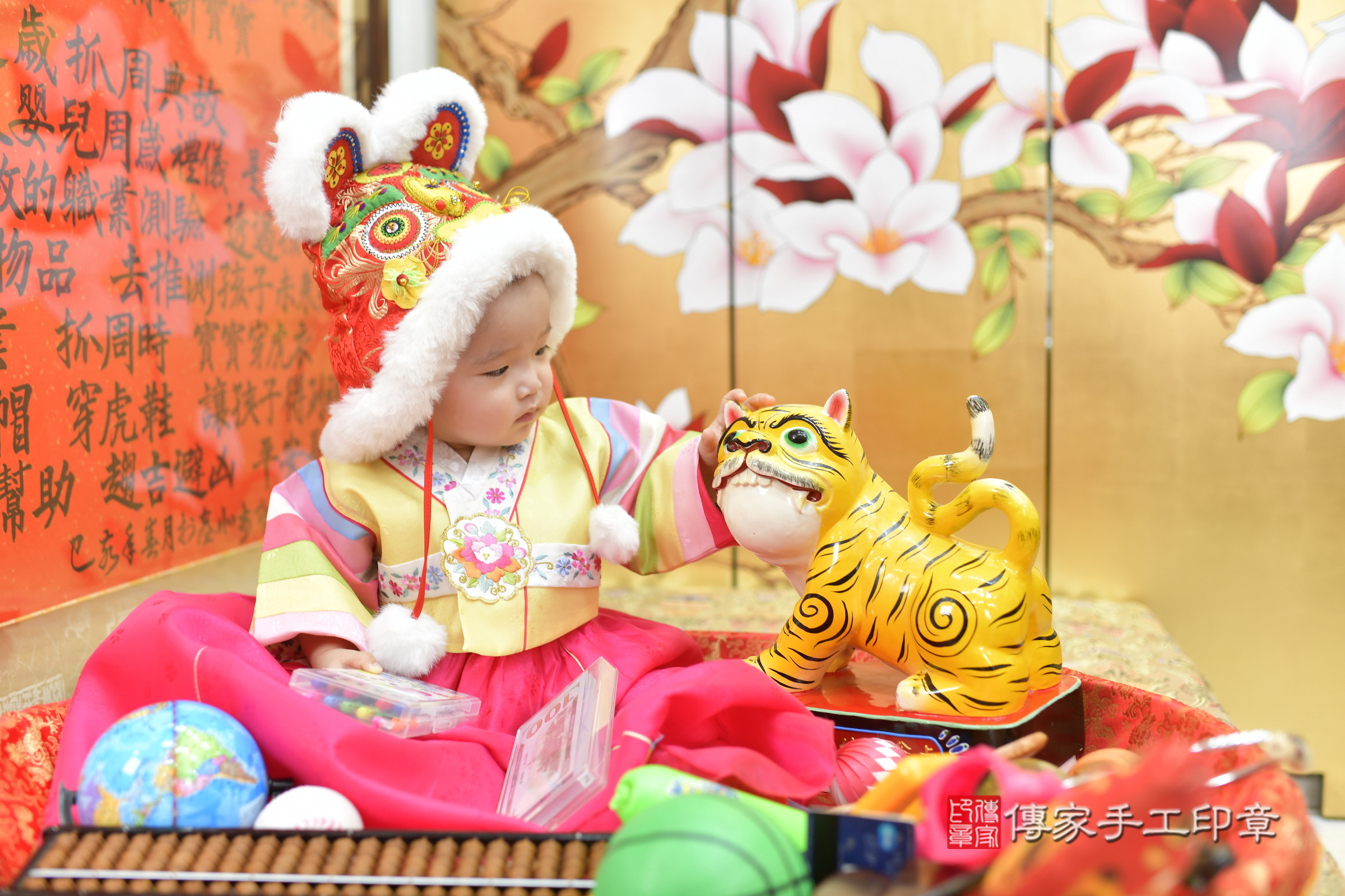 新竹市香山區孜孜寶寶抓周推薦：傳家新竹店抓周度脺中國風會場，嬰兒古禮抓周流程儀式吉祥話、抓周道具物品24種、拍照。抓周證書。2025.8.16，照片8