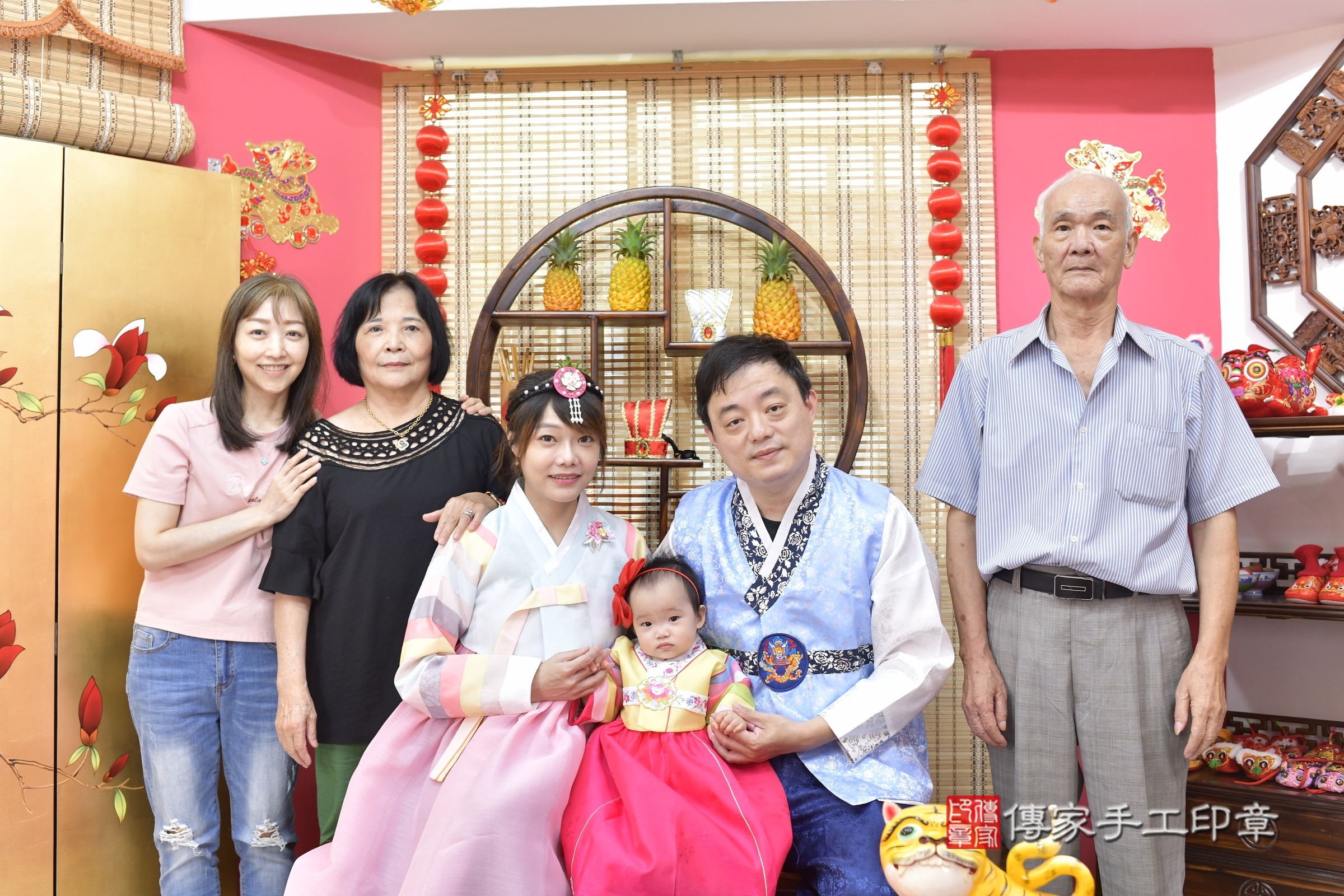 新竹市香山區孜孜寶寶抓周推薦：傳家新竹店抓周度脺中國風會場，嬰兒古禮抓周流程儀式吉祥話、抓周道具物品24種、拍照。抓周證書。2025.8.16，照片10
