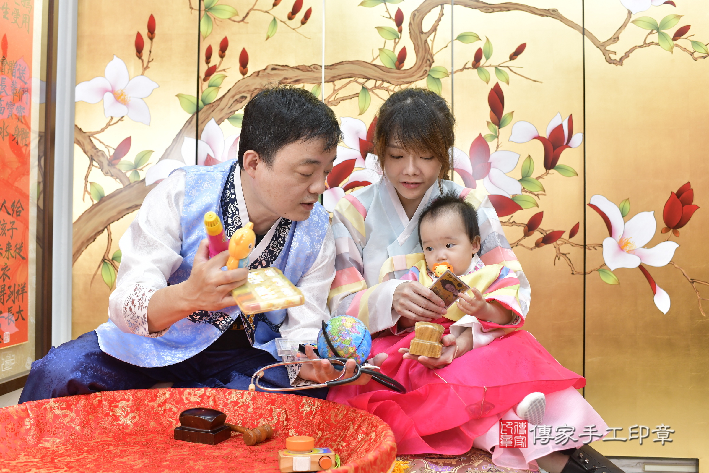 新竹市香山區孜孜寶寶抓周推薦：傳家新竹店抓周度脺中國風會場，嬰兒古禮抓周流程儀式吉祥話、抓周道具物品24種、拍照。抓周證書。2025.8.16，照片5