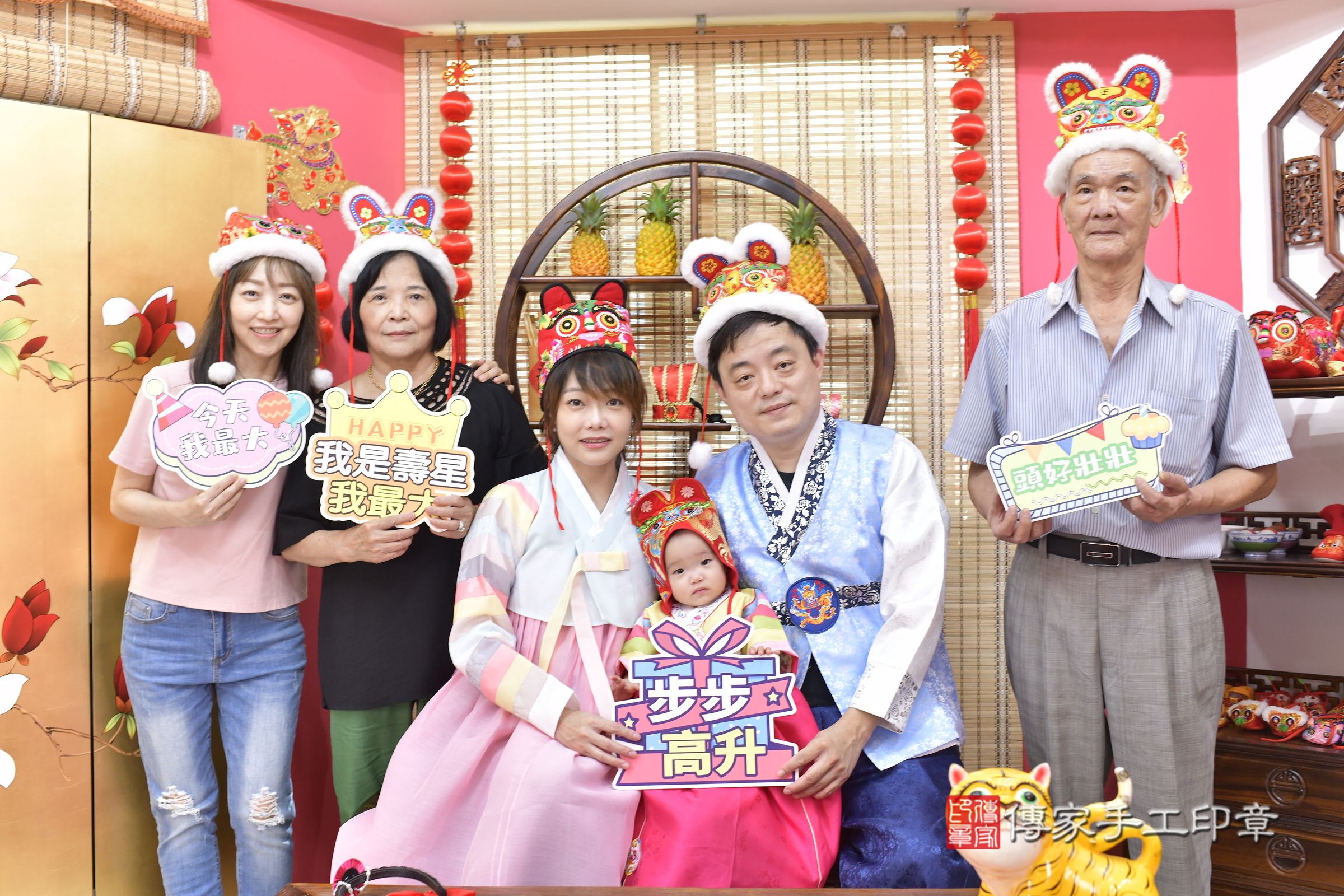 新竹市香山區孜孜寶寶抓周推薦：傳家新竹店抓周度脺中國風會場，嬰兒古禮抓周流程儀式吉祥話、抓周道具物品24種、拍照。抓周證書。2025.8.16，照片11