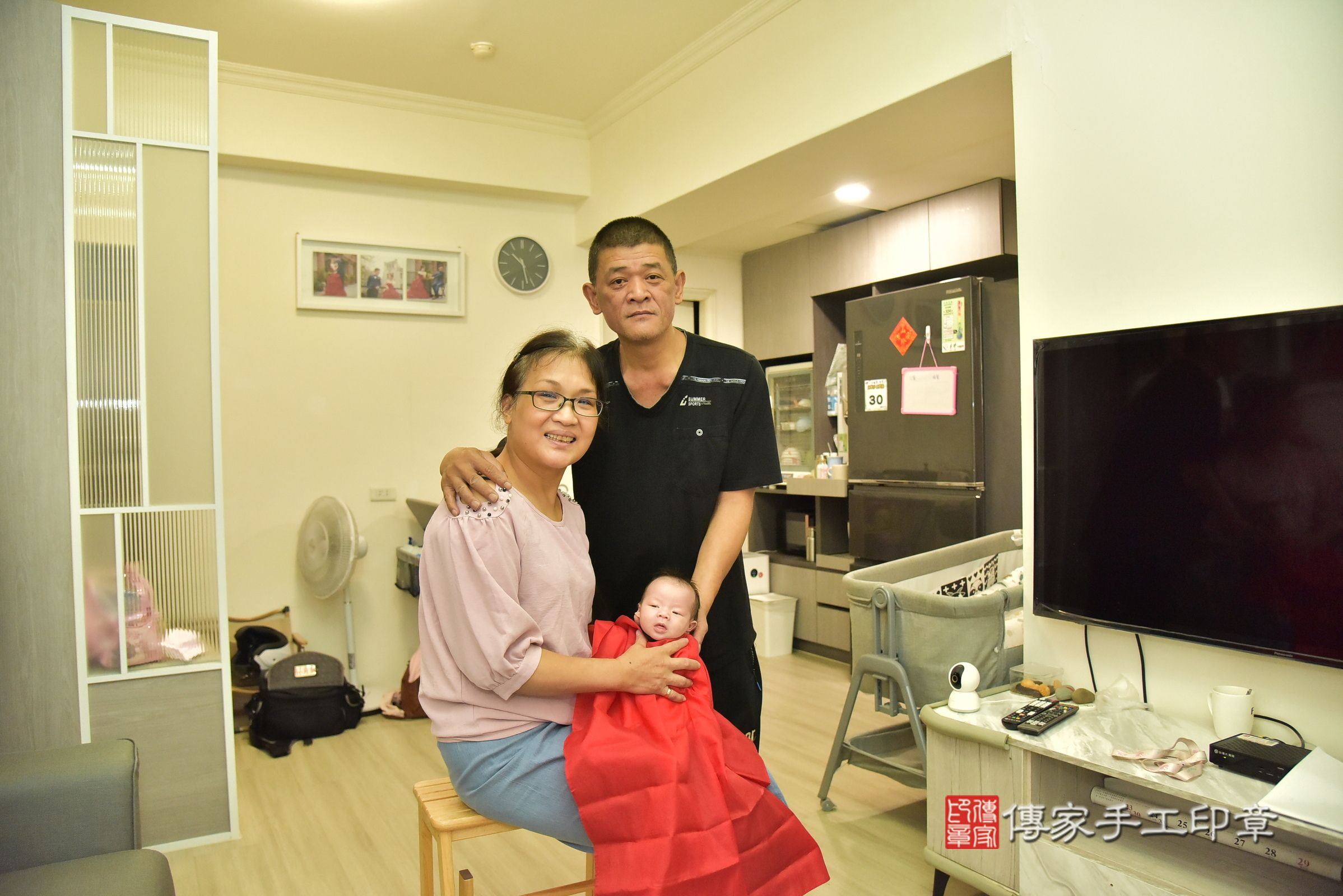 嘉嘉寶寶(新北市泰山區到府嬰兒嘉嘉寶寶滿月剃頭理髮、到府嬰兒剃胎毛儀式吉祥話)。到府剃頭剃胎毛主持、專業拍照、證書。★購買「臍帶章、肚臍章、胎毛筆刷印章」贈送：剃頭、收涎、抓周，三選一。2025.8.16，照片11