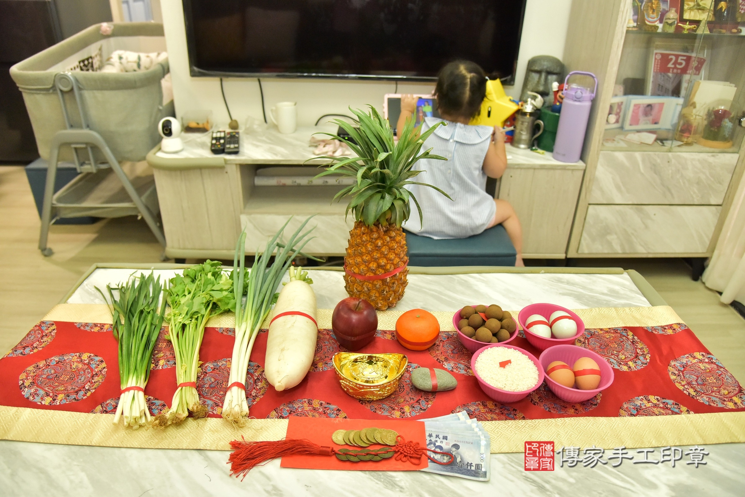 嘉嘉寶寶(新北市泰山區到府嬰兒嘉嘉寶寶滿月剃頭理髮、到府嬰兒剃胎毛儀式吉祥話)。到府剃頭剃胎毛主持、專業拍照、證書。★購買「臍帶章、肚臍章、胎毛筆刷印章」贈送：剃頭、收涎、抓周，三選一。2025.8.16，照片3