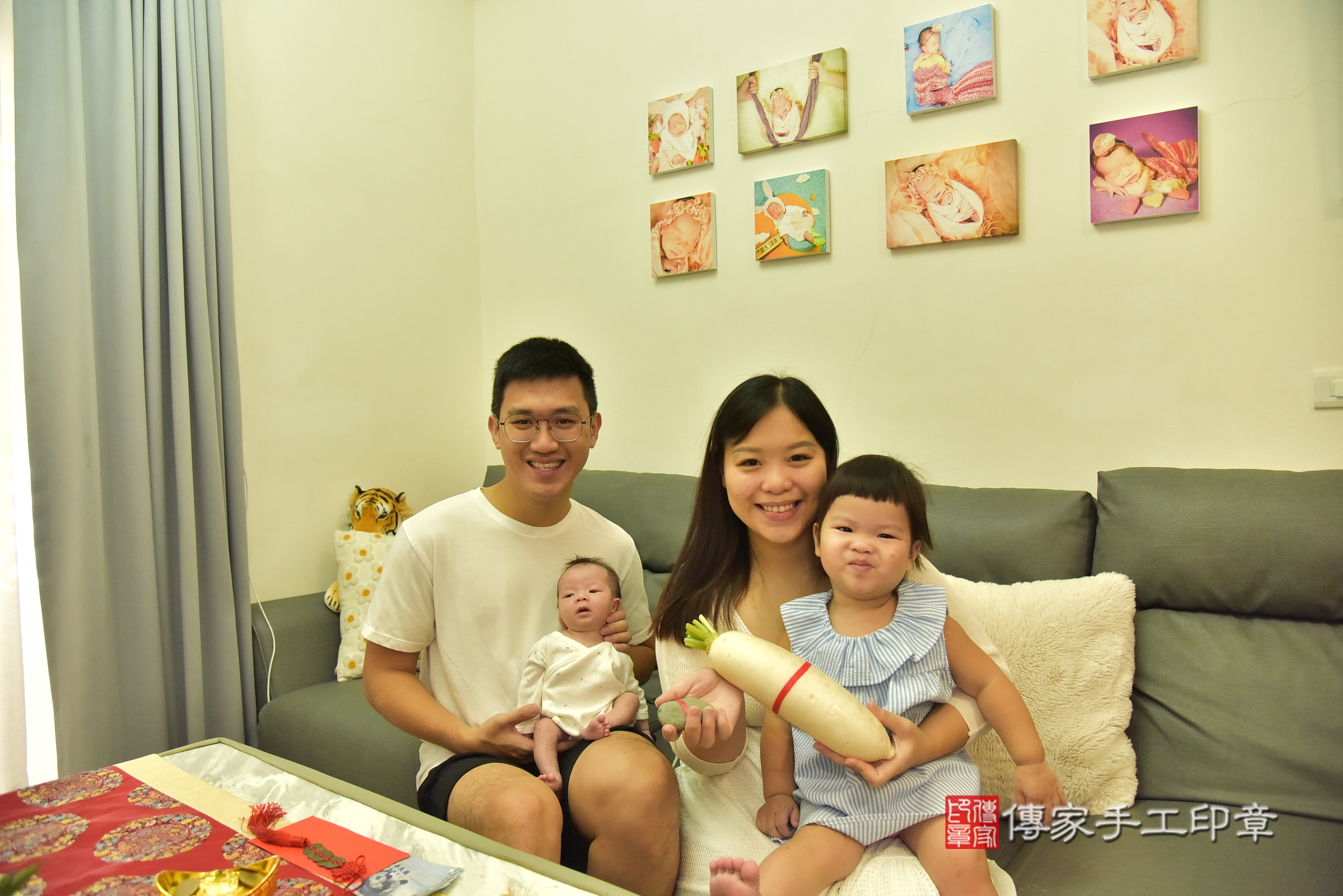 嘉嘉寶寶(新北市泰山區到府嬰兒嘉嘉寶寶滿月剃頭理髮、到府嬰兒剃胎毛儀式吉祥話)。到府剃頭剃胎毛主持、專業拍照、證書。★購買「臍帶章、肚臍章、胎毛筆刷印章」贈送：剃頭、收涎、抓周，三選一。2025.8.16，照片6