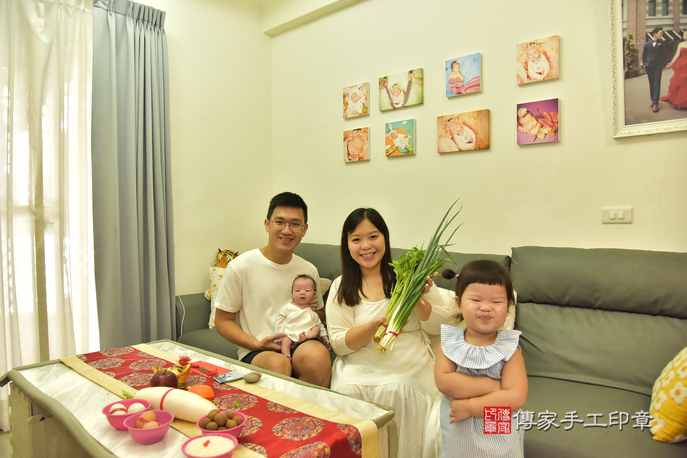 嘉嘉寶寶(新北市泰山區到府嬰兒嘉嘉寶寶滿月剃頭理髮、到府嬰兒剃胎毛儀式吉祥話)。到府剃頭剃胎毛主持、專業拍照、證書。★購買「臍帶章、肚臍章、胎毛筆刷印章」贈送：剃頭、收涎、抓周，三選一。2025.8.16，照片8