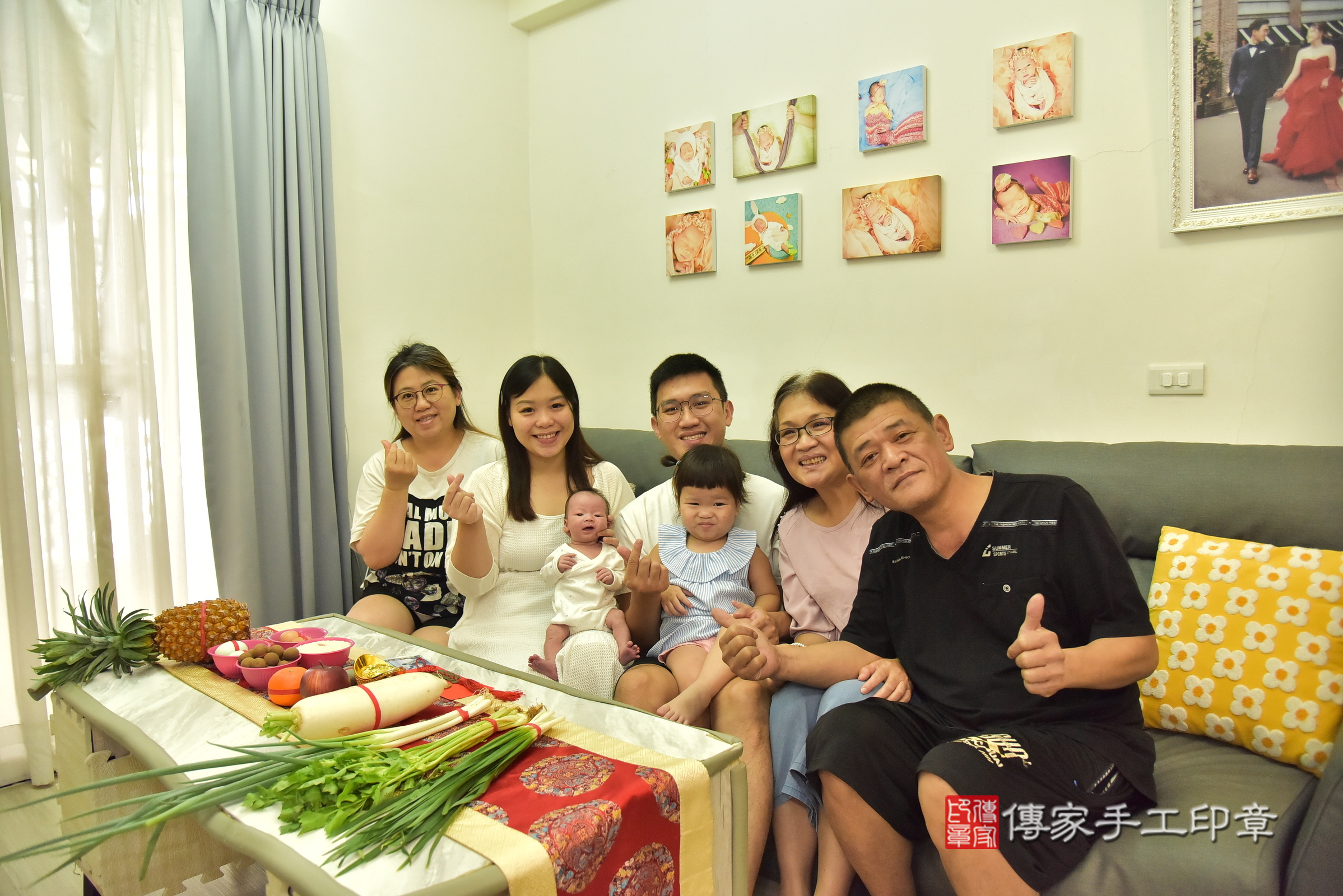 嘉嘉寶寶(新北市泰山區到府嬰兒嘉嘉寶寶滿月剃頭理髮、到府嬰兒剃胎毛儀式吉祥話)。到府剃頭剃胎毛主持、專業拍照、證書。★購買「臍帶章、肚臍章、胎毛筆刷印章」贈送：剃頭、收涎、抓周，三選一。2025.8.16，照片2