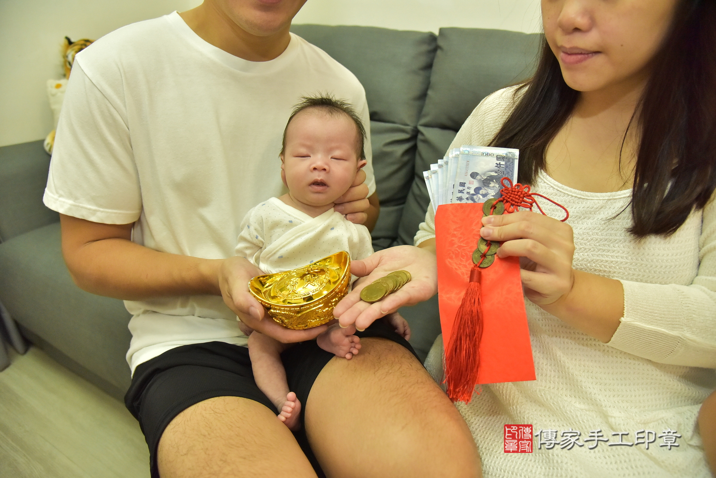 嘉嘉寶寶(新北市泰山區到府嬰兒嘉嘉寶寶滿月剃頭理髮、到府嬰兒剃胎毛儀式吉祥話)。到府剃頭剃胎毛主持、專業拍照、證書。★購買「臍帶章、肚臍章、胎毛筆刷印章」贈送：剃頭、收涎、抓周，三選一。2025.8.16，照片10