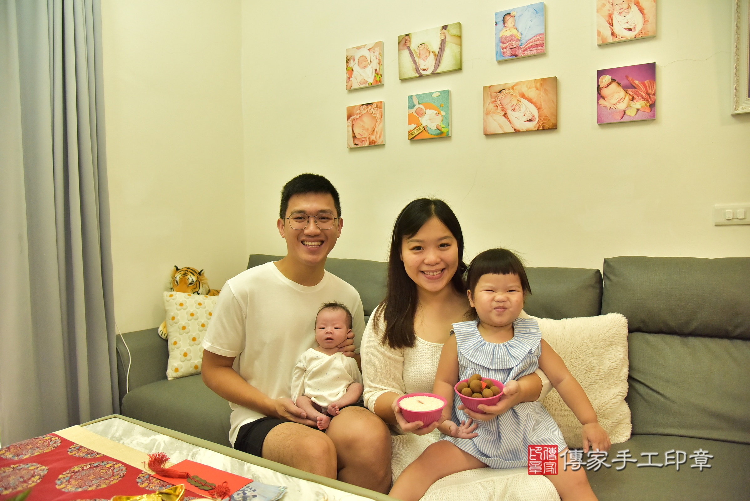 嘉嘉寶寶(新北市泰山區到府嬰兒嘉嘉寶寶滿月剃頭理髮、到府嬰兒剃胎毛儀式吉祥話)。到府剃頭剃胎毛主持、專業拍照、證書。★購買「臍帶章、肚臍章、胎毛筆刷印章」贈送：剃頭、收涎、抓周，三選一。2025.8.16，照片4
