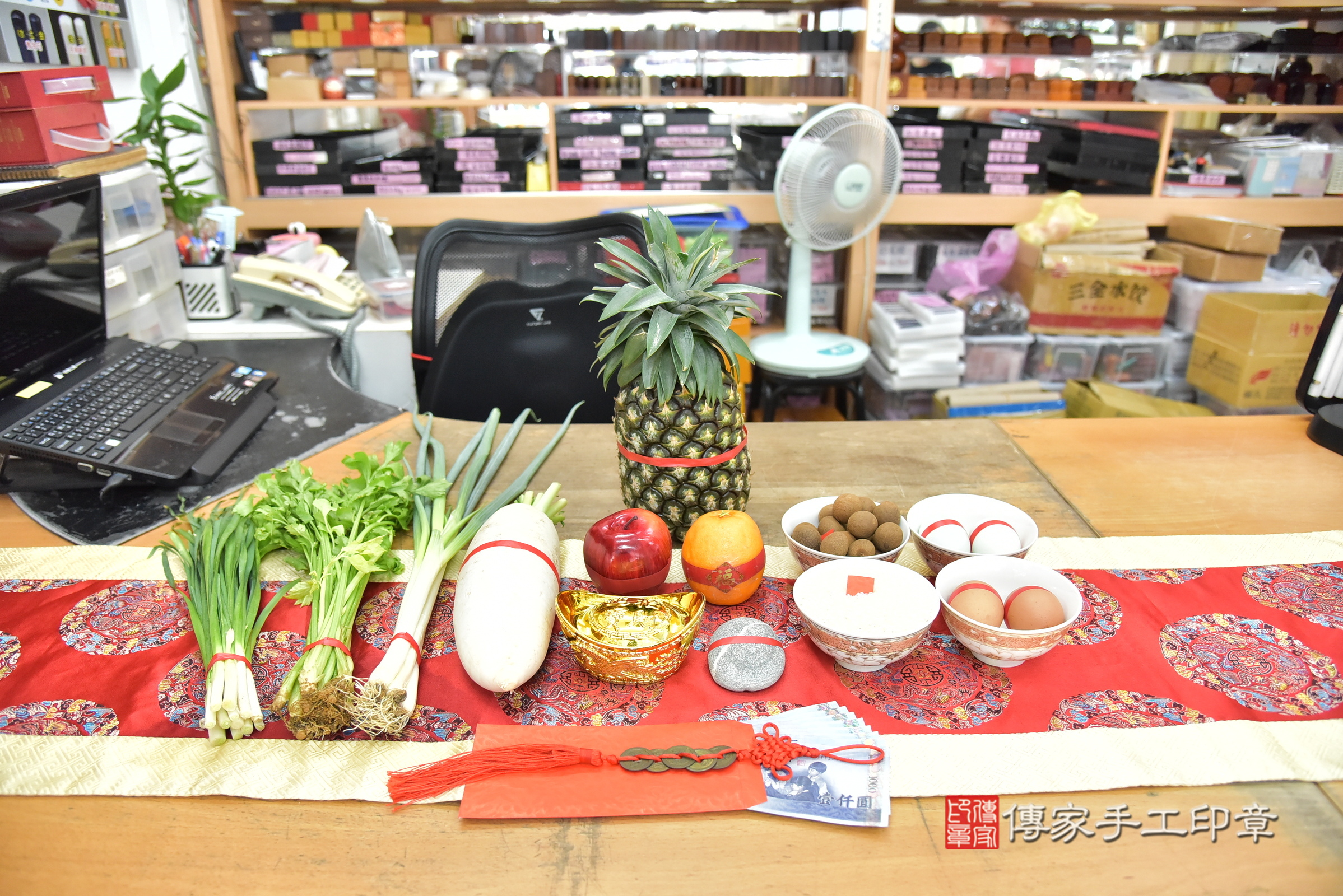 小升寶寶(新北市永和區嬰兒寶寶滿月剃頭理髮、嬰兒剃胎毛儀式吉祥話)。中國風會場，爸媽寶貝穿「日中韓」古裝禮服。專業拍照、證書。★購買「臍帶章、肚臍章、胎毛筆刷印章」贈送：剃頭、收涎、抓周，三選一。2025.8.19，照片3
