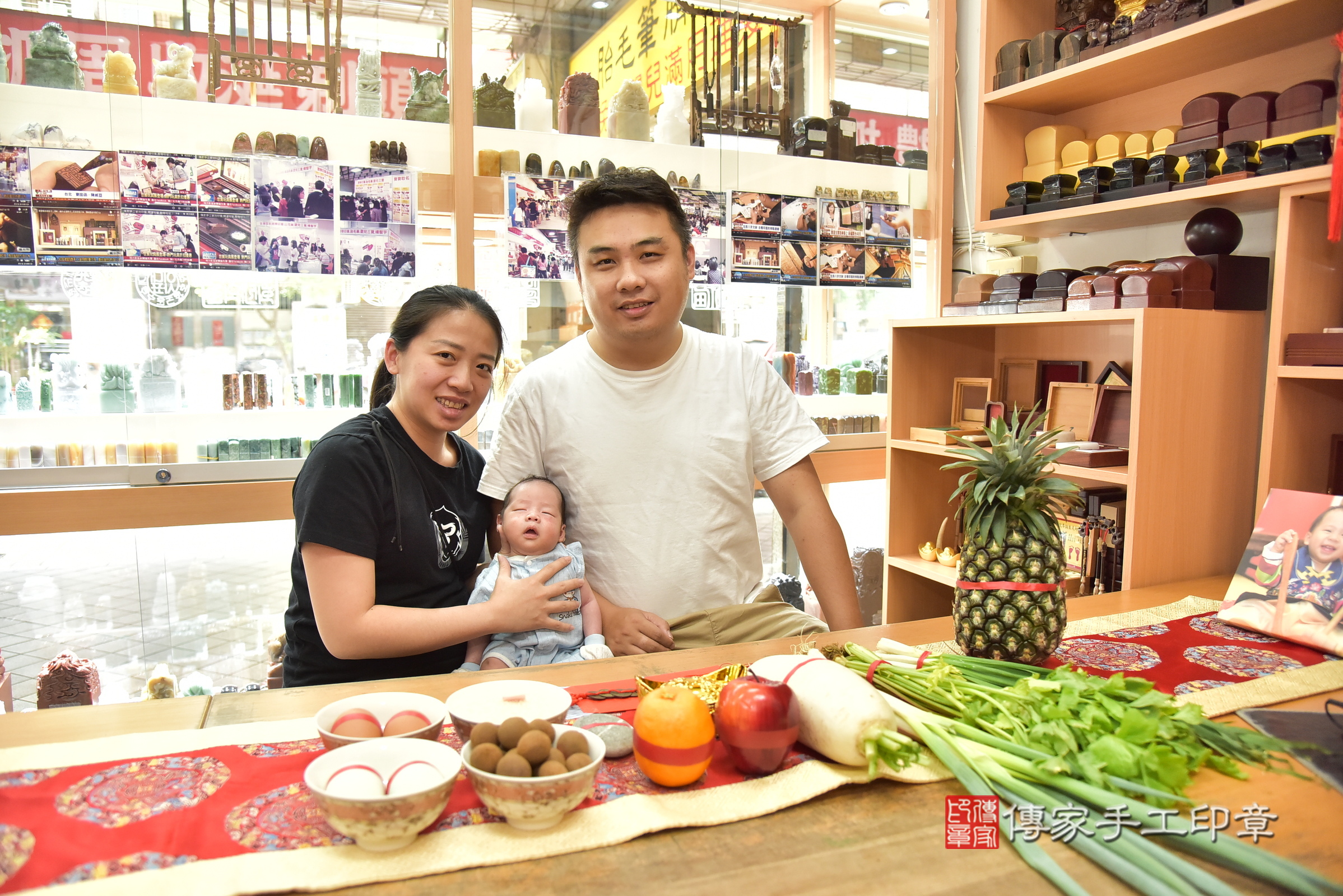 小升寶寶(新北市永和區嬰兒寶寶滿月剃頭理髮、嬰兒剃胎毛儀式吉祥話)。中國風會場，爸媽寶貝穿「日中韓」古裝禮服。專業拍照、證書。★購買「臍帶章、肚臍章、胎毛筆刷印章」贈送：剃頭、收涎、抓周，三選一。2025.8.19，照片2