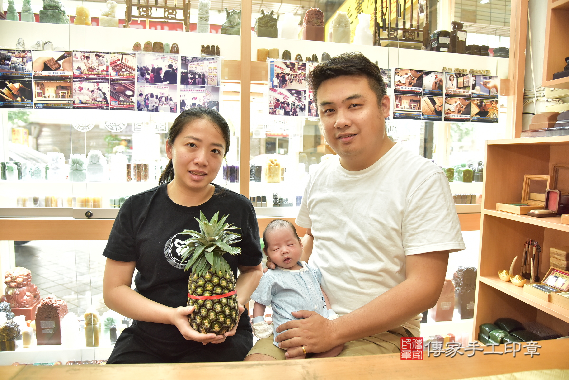 小升寶寶(新北市永和區嬰兒寶寶滿月剃頭理髮、嬰兒剃胎毛儀式吉祥話)。中國風會場，爸媽寶貝穿「日中韓」古裝禮服。專業拍照、證書。★購買「臍帶章、肚臍章、胎毛筆刷印章」贈送：剃頭、收涎、抓周，三選一。2025.8.19，照片8