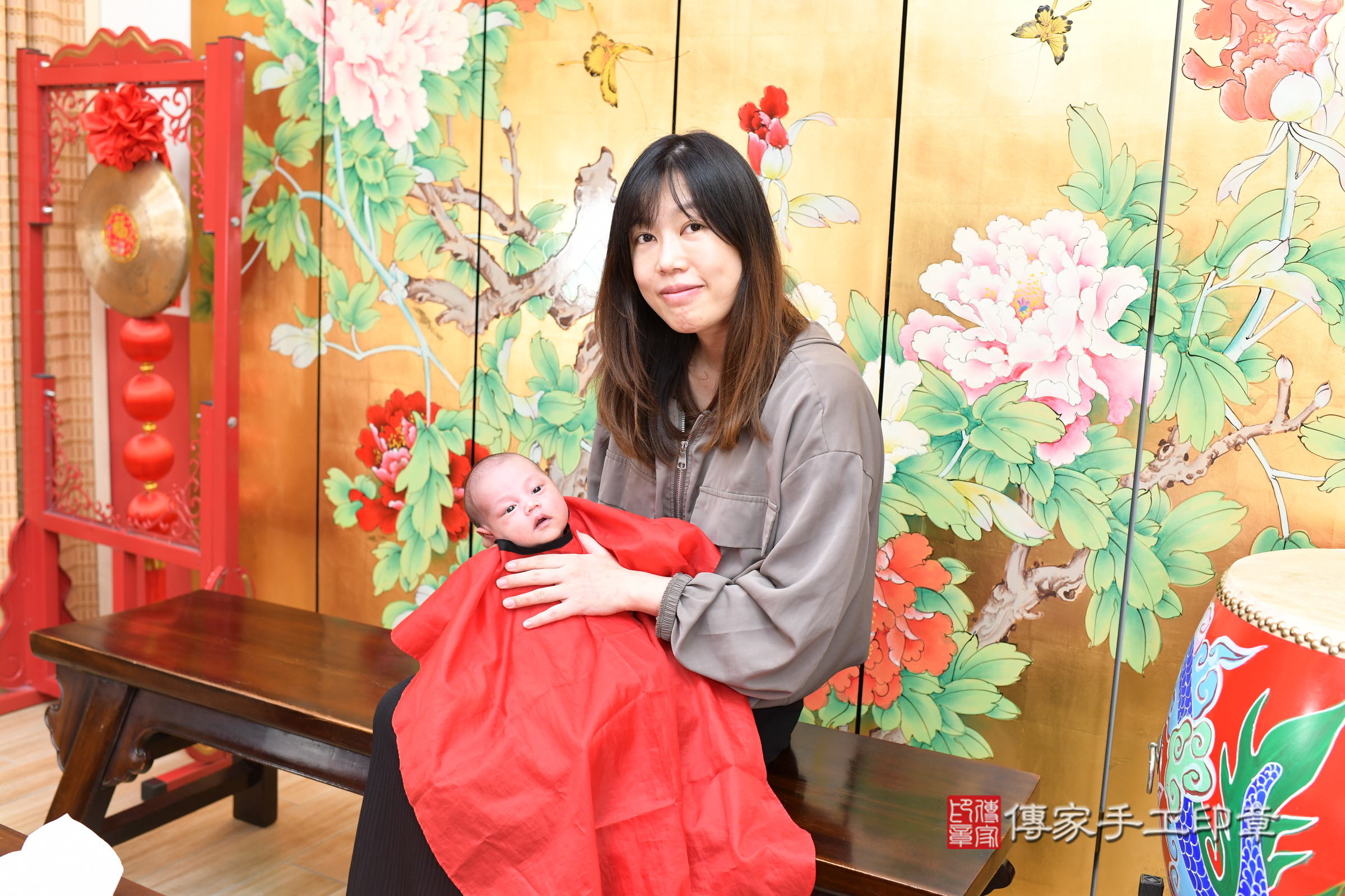霖霖寶寶(台北市大同區嬰兒寶寶滿月剃頭理髮、嬰兒剃胎毛儀式吉祥話)。中國風會場，爸媽寶貝穿「日中韓」古裝禮服。專業拍照、證書。★購買「臍帶章、肚臍章、胎毛筆刷印章」贈送：剃頭、收涎、抓周，三選一。2025.8.18，照片17