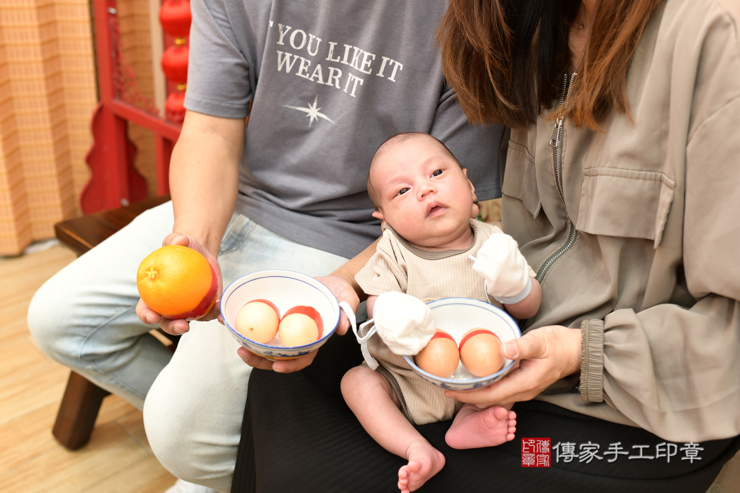 霖霖寶寶(台北市大同區嬰兒寶寶滿月剃頭理髮、嬰兒剃胎毛儀式吉祥話)。中國風會場，爸媽寶貝穿「日中韓」古裝禮服。專業拍照、證書。★購買「臍帶章、肚臍章、胎毛筆刷印章」贈送：剃頭、收涎、抓周，三選一。2025.8.18，照片8