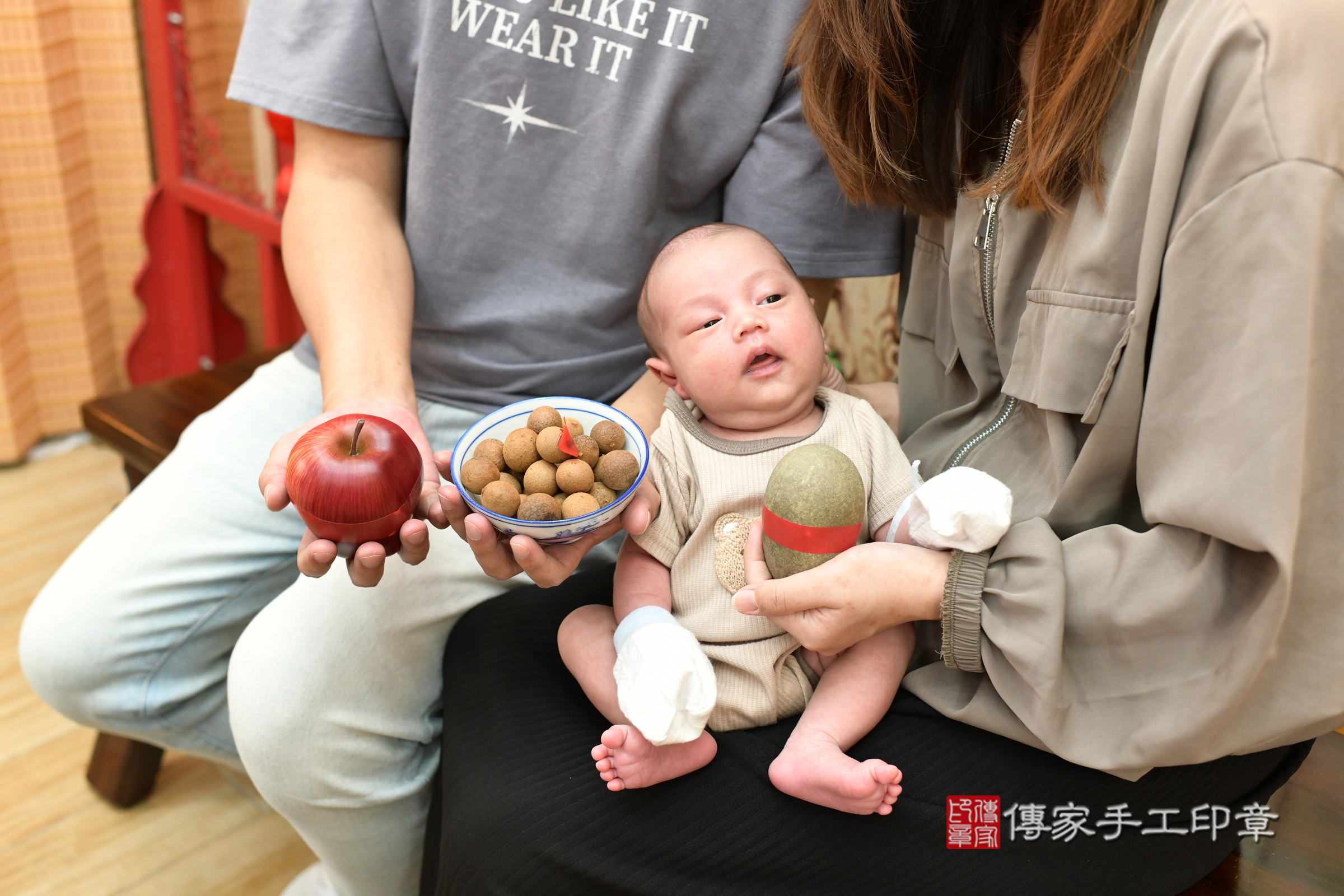 霖霖寶寶(台北市大同區嬰兒寶寶滿月剃頭理髮、嬰兒剃胎毛儀式吉祥話)。中國風會場，爸媽寶貝穿「日中韓」古裝禮服。專業拍照、證書。★購買「臍帶章、肚臍章、胎毛筆刷印章」贈送：剃頭、收涎、抓周，三選一。2025.8.18，照片10