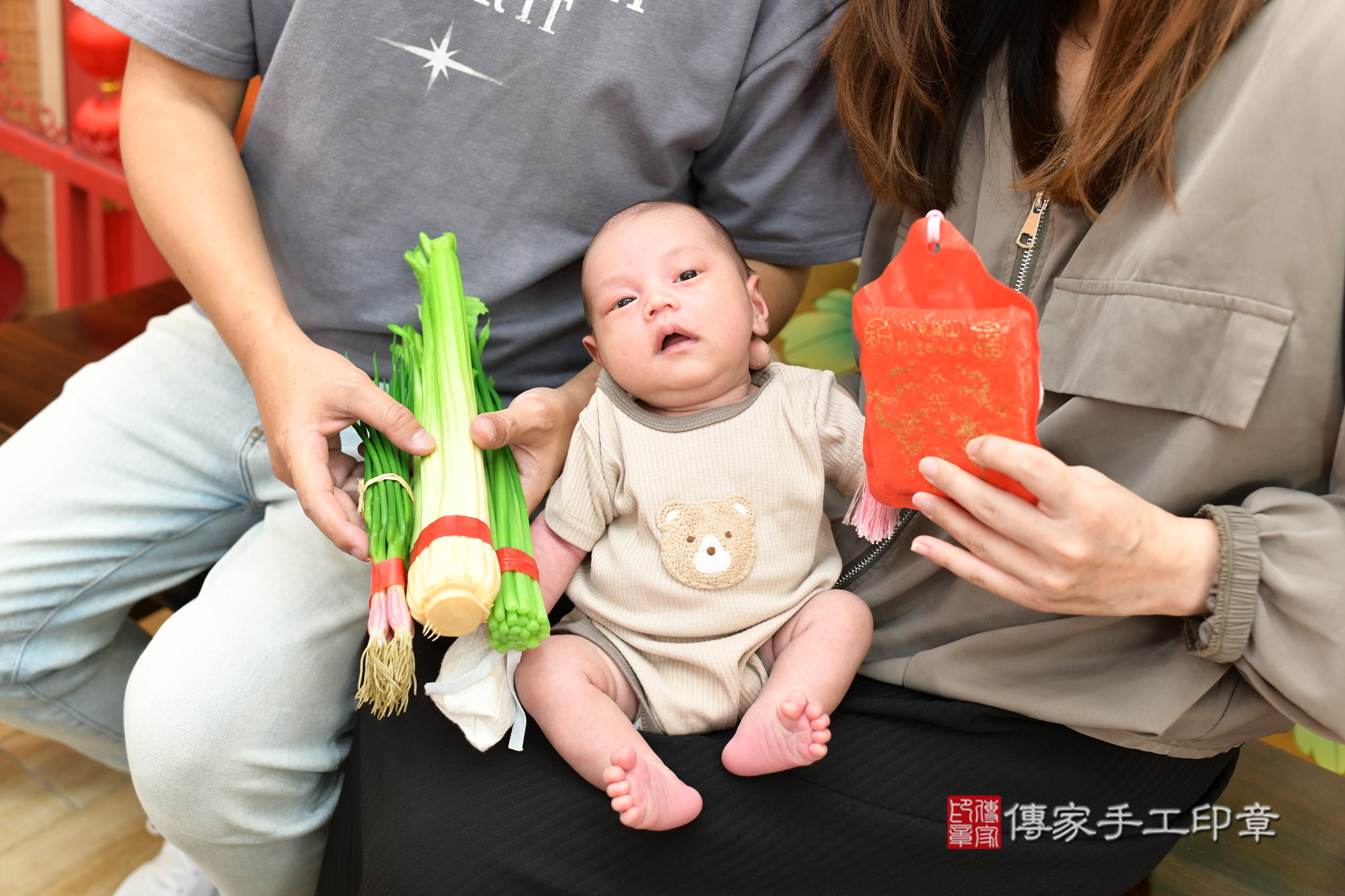霖霖寶寶(台北市大同區嬰兒寶寶滿月剃頭理髮、嬰兒剃胎毛儀式吉祥話)。中國風會場，爸媽寶貝穿「日中韓」古裝禮服。專業拍照、證書。★購買「臍帶章、肚臍章、胎毛筆刷印章」贈送：剃頭、收涎、抓周，三選一。2025.8.18，照片11