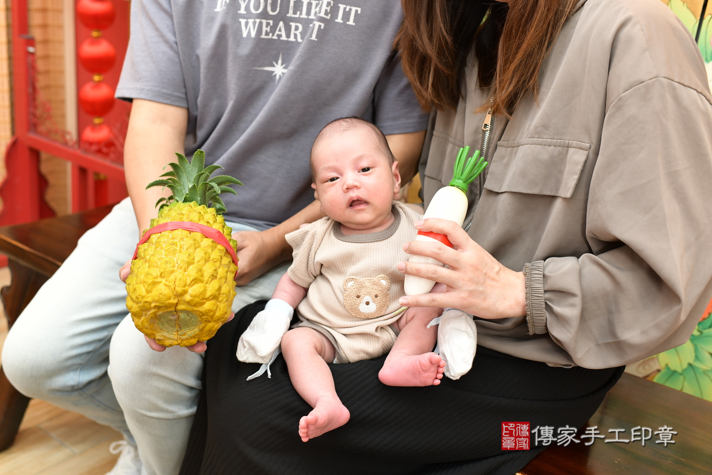 霖霖寶寶(台北市大同區嬰兒寶寶滿月剃頭理髮、嬰兒剃胎毛儀式吉祥話)。中國風會場，爸媽寶貝穿「日中韓」古裝禮服。專業拍照、證書。★購買「臍帶章、肚臍章、胎毛筆刷印章」贈送：剃頭、收涎、抓周，三選一。2025.8.18，照片14