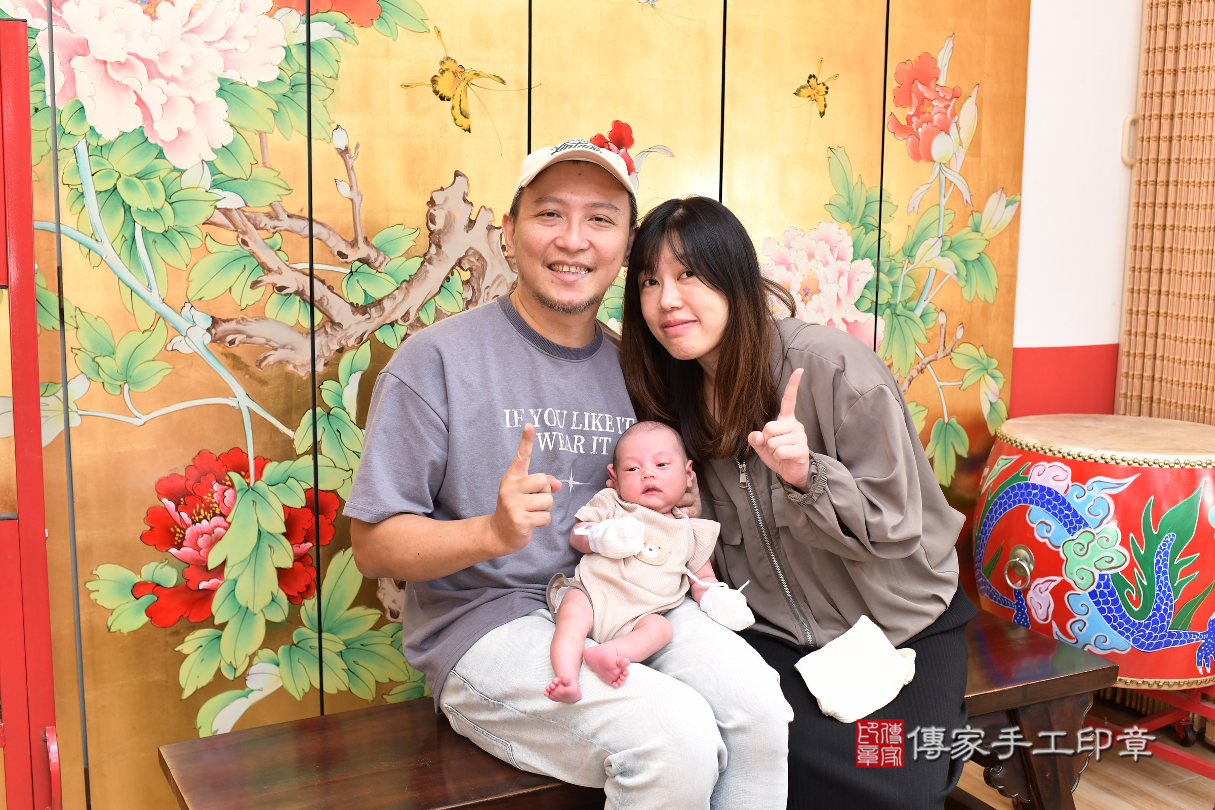 霖霖寶寶(台北市大同區嬰兒寶寶滿月剃頭理髮、嬰兒剃胎毛儀式吉祥話)。中國風會場，爸媽寶貝穿「日中韓」古裝禮服。專業拍照、證書。★購買「臍帶章、肚臍章、胎毛筆刷印章」贈送：剃頭、收涎、抓周，三選一。2025.8.18，照片3