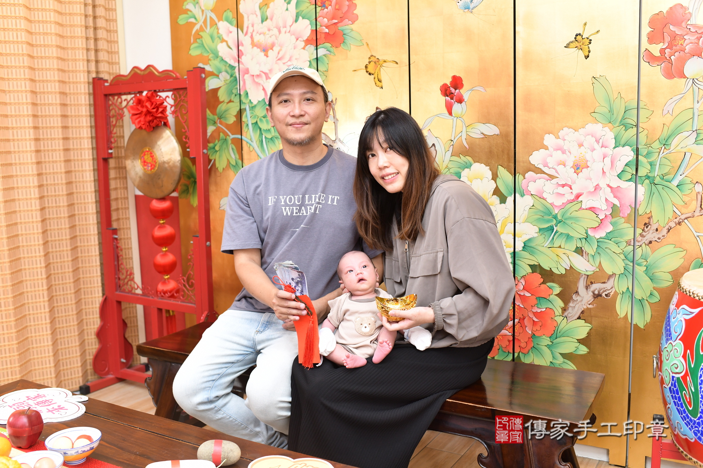 霖霖寶寶(台北市大同區嬰兒寶寶滿月剃頭理髮、嬰兒剃胎毛儀式吉祥話)。中國風會場，爸媽寶貝穿「日中韓」古裝禮服。專業拍照、證書。★購買「臍帶章、肚臍章、胎毛筆刷印章」贈送：剃頭、收涎、抓周，三選一。2025.8.18，照片15