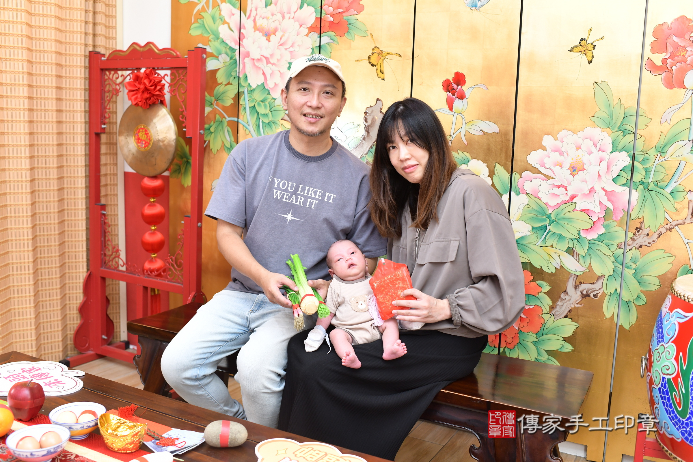 霖霖寶寶(台北市大同區嬰兒寶寶滿月剃頭理髮、嬰兒剃胎毛儀式吉祥話)。中國風會場，爸媽寶貝穿「日中韓」古裝禮服。專業拍照、證書。★購買「臍帶章、肚臍章、胎毛筆刷印章」贈送：剃頭、收涎、抓周，三選一。2025.8.18，照片12
