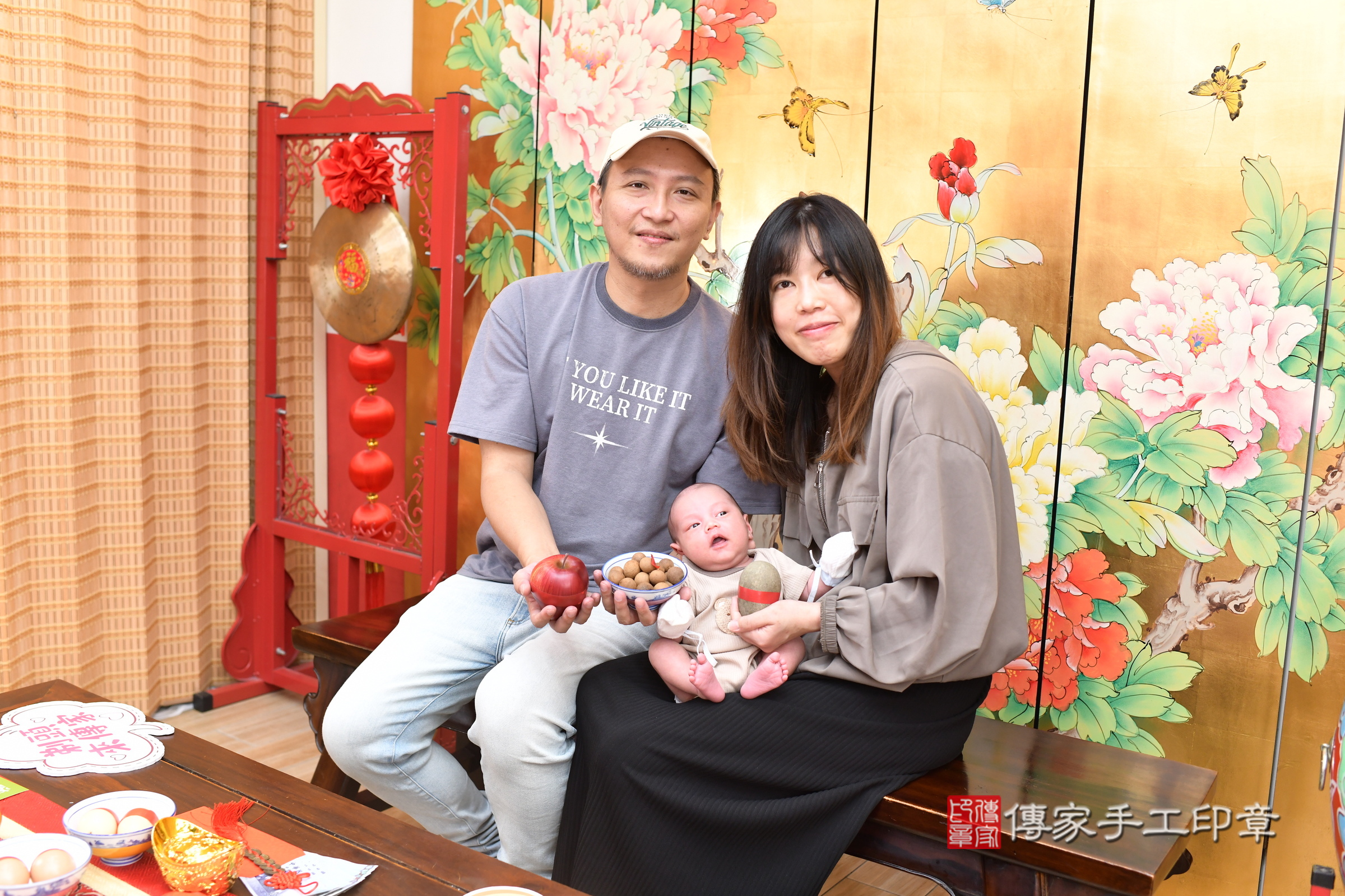 霖霖寶寶(台北市大同區嬰兒寶寶滿月剃頭理髮、嬰兒剃胎毛儀式吉祥話)。中國風會場，爸媽寶貝穿「日中韓」古裝禮服。專業拍照、證書。★購買「臍帶章、肚臍章、胎毛筆刷印章」贈送：剃頭、收涎、抓周，三選一。2025.8.18，照片9