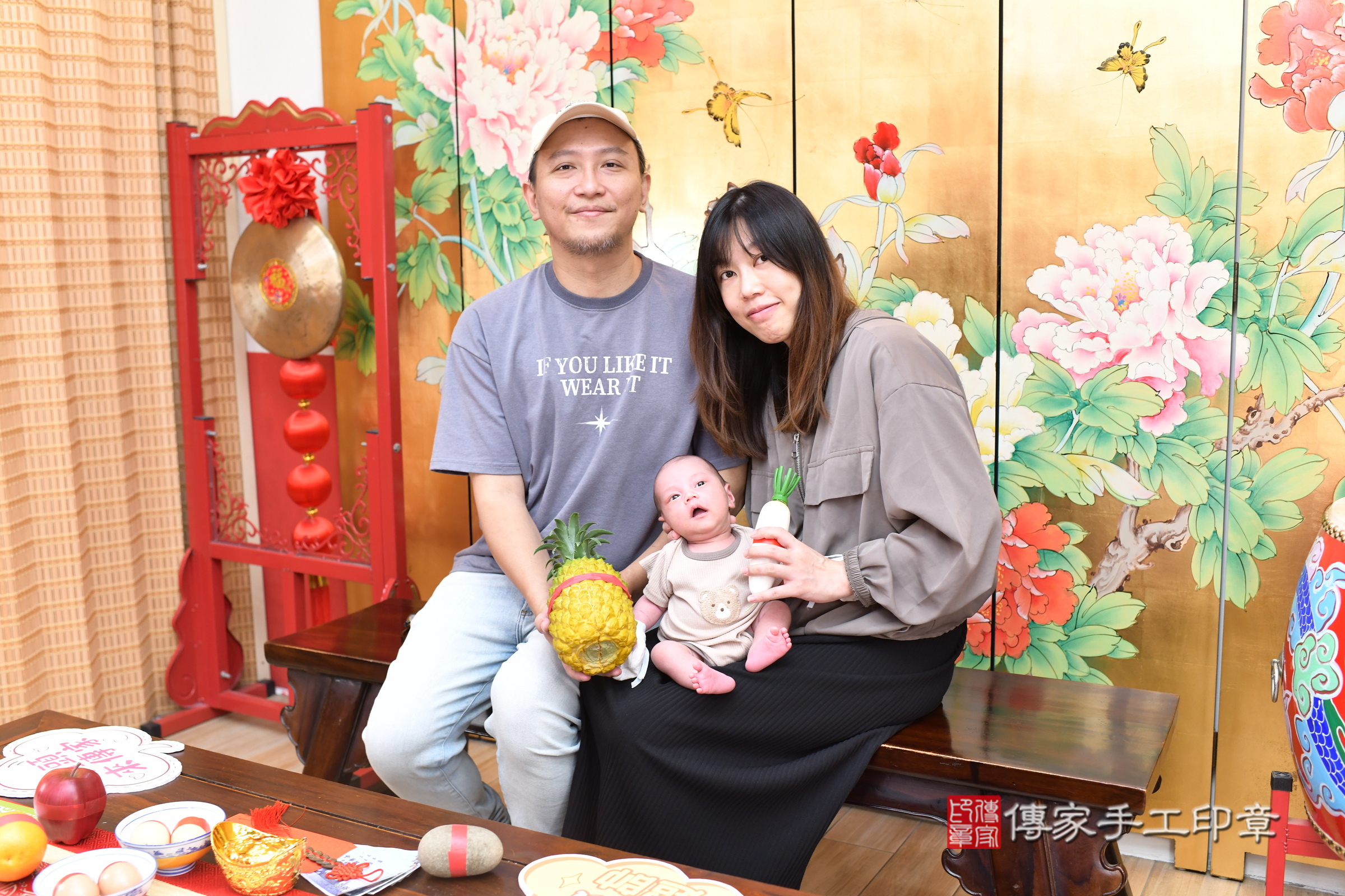 霖霖寶寶(台北市大同區嬰兒寶寶滿月剃頭理髮、嬰兒剃胎毛儀式吉祥話)。中國風會場，爸媽寶貝穿「日中韓」古裝禮服。專業拍照、證書。★購買「臍帶章、肚臍章、胎毛筆刷印章」贈送：剃頭、收涎、抓周，三選一。2025.8.18，照片13