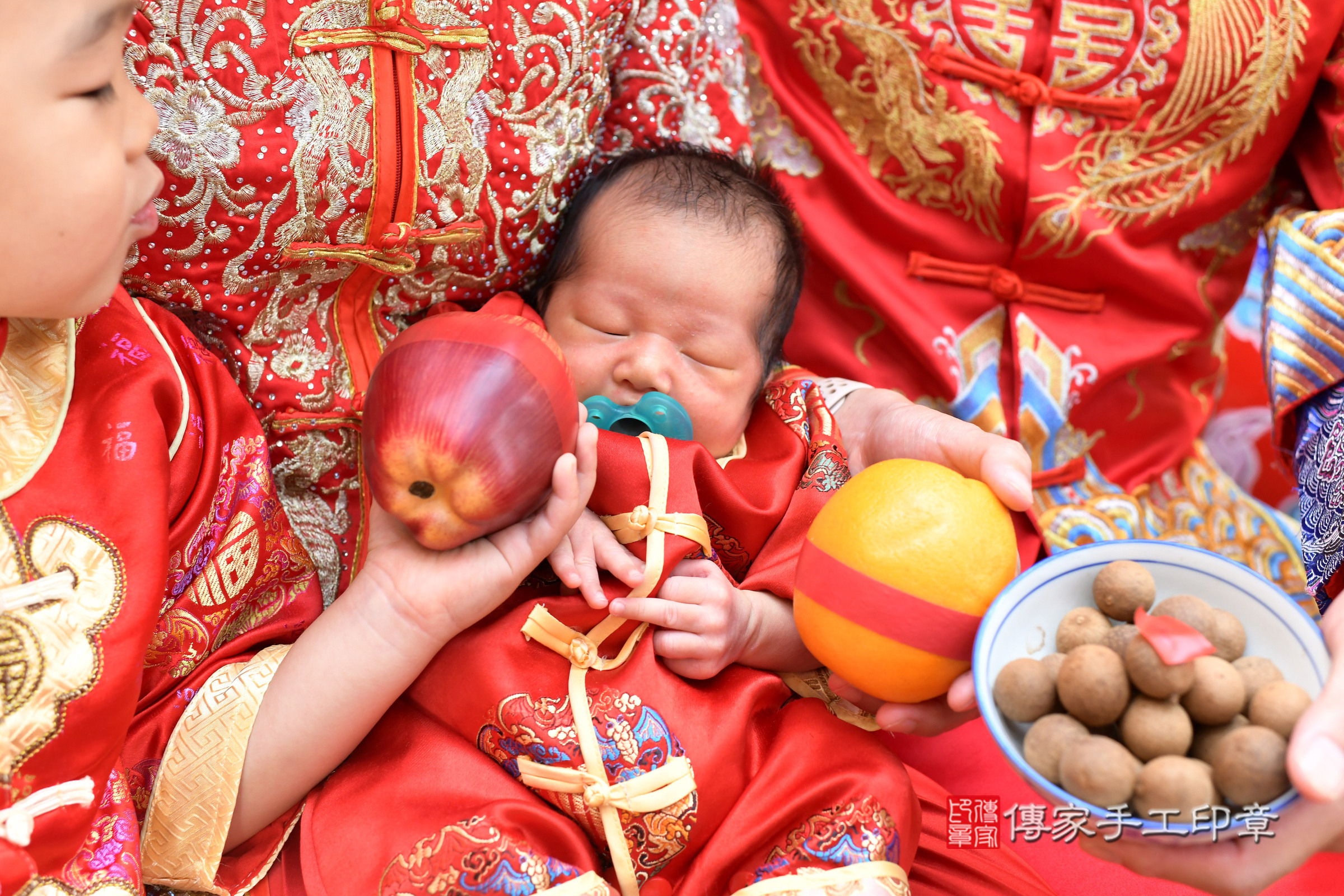 小馳寶寶(台北市大同區嬰兒寶寶滿月剃頭理髮、嬰兒剃胎毛儀式吉祥話)。中國風會場，爸媽寶貝穿「日中韓」古裝禮服。專業拍照、證書。★購買「臍帶章、肚臍章、胎毛筆刷印章」贈送：剃頭、收涎、抓周，三選一。2025.8.23，照片10