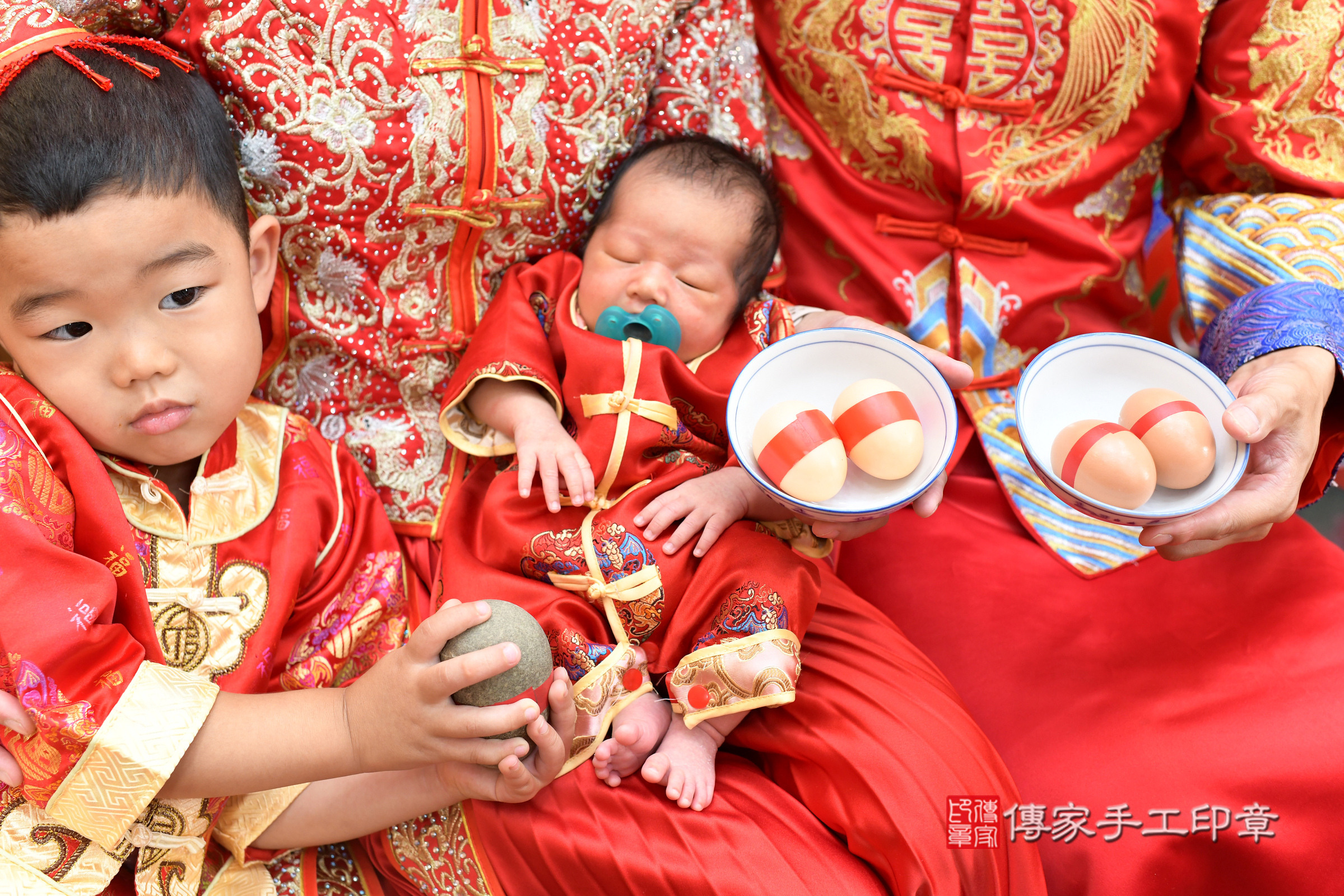 小馳寶寶(台北市大同區嬰兒寶寶滿月剃頭理髮、嬰兒剃胎毛儀式吉祥話)。中國風會場，爸媽寶貝穿「日中韓」古裝禮服。專業拍照、證書。★購買「臍帶章、肚臍章、胎毛筆刷印章」贈送：剃頭、收涎、抓周，三選一。2025.8.23，照片8