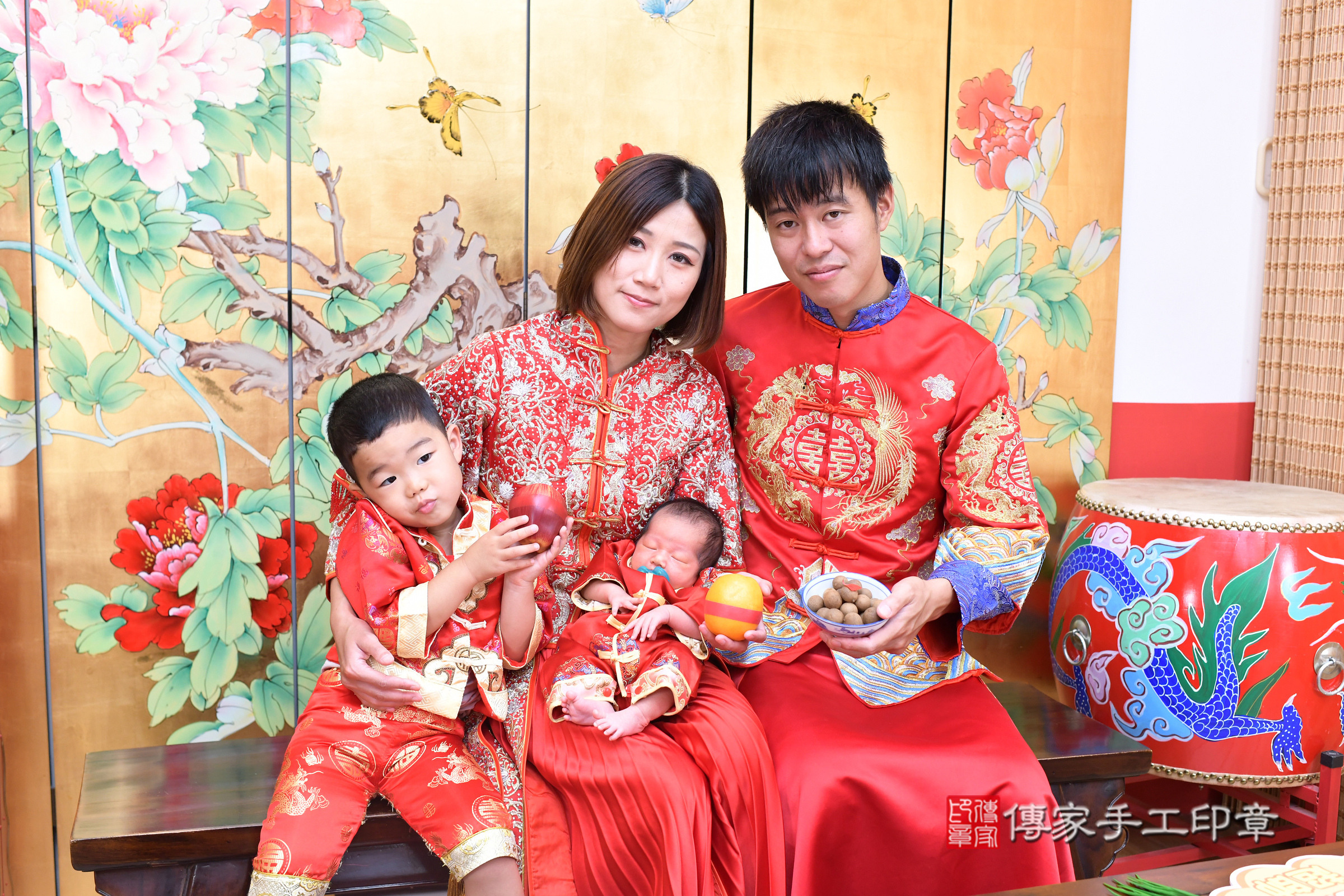 小馳寶寶(台北市大同區嬰兒寶寶滿月剃頭理髮、嬰兒剃胎毛儀式吉祥話)。中國風會場，爸媽寶貝穿「日中韓」古裝禮服。專業拍照、證書。★購買「臍帶章、肚臍章、胎毛筆刷印章」贈送：剃頭、收涎、抓周，三選一。2025.8.23，照片9