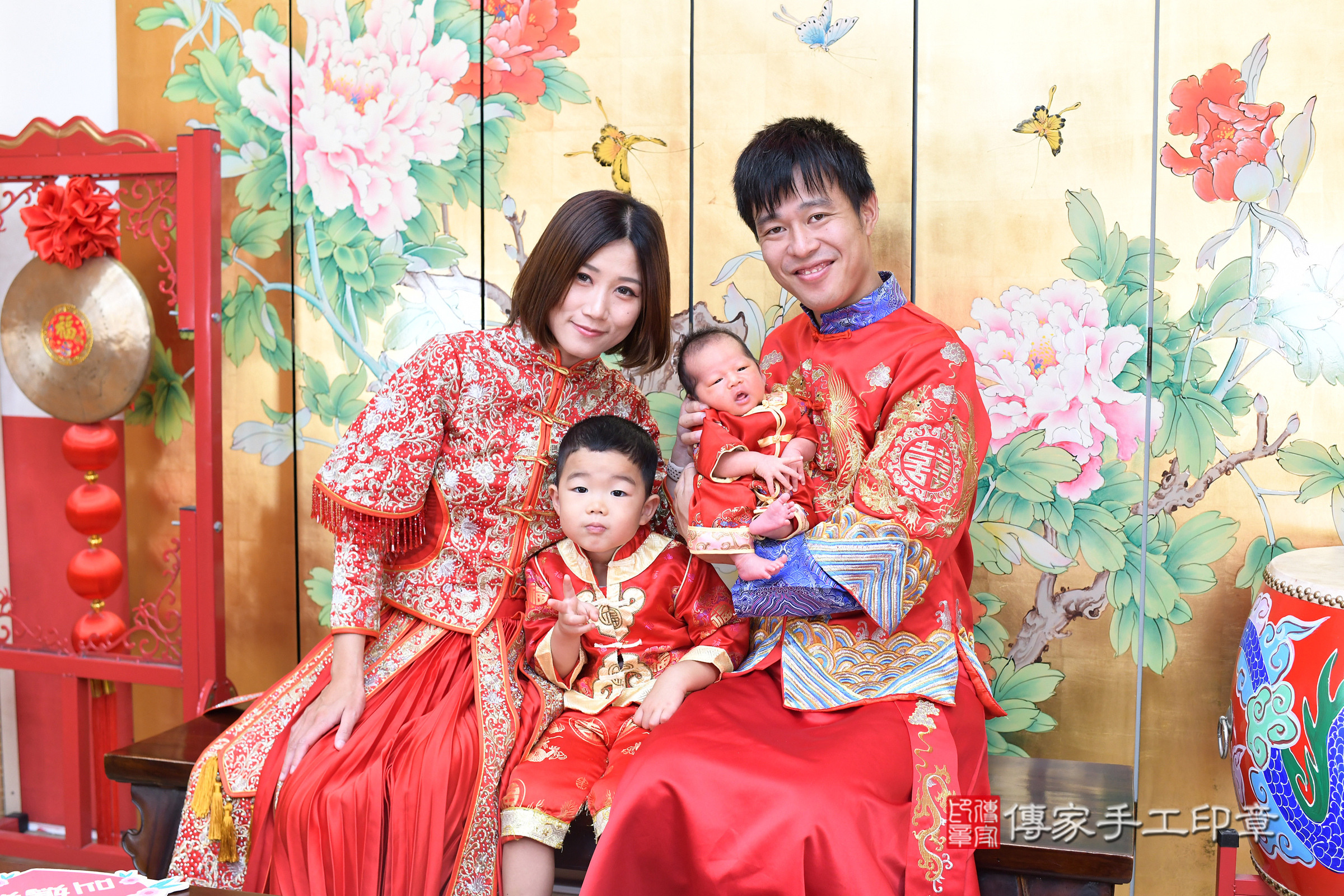 小馳寶寶(台北市大同區嬰兒寶寶滿月剃頭理髮、嬰兒剃胎毛儀式吉祥話)。中國風會場，爸媽寶貝穿「日中韓」古裝禮服。專業拍照、證書。★購買「臍帶章、肚臍章、胎毛筆刷印章」贈送：剃頭、收涎、抓周，三選一。2025.8.23，照片3