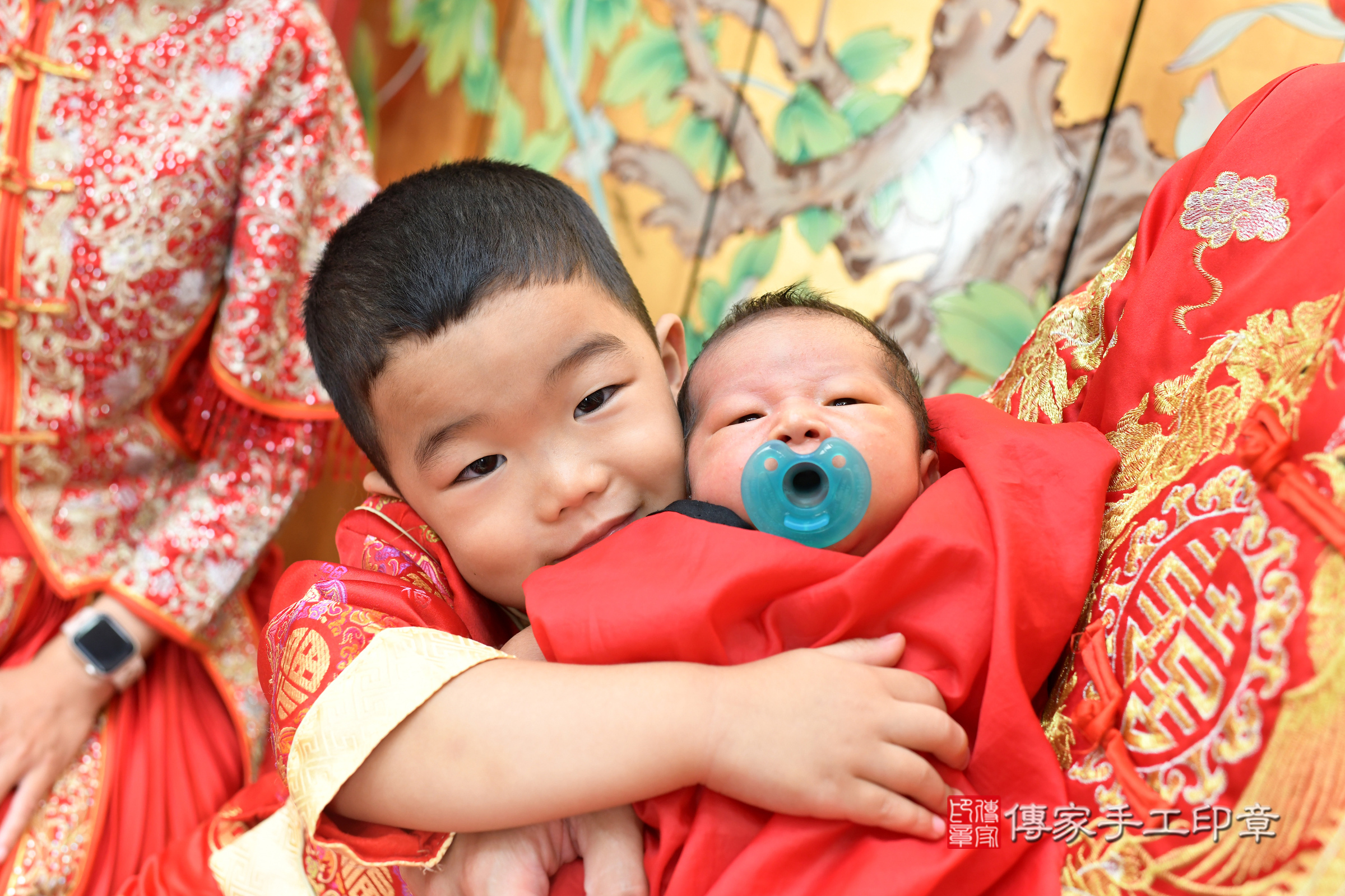小馳寶寶(台北市大同區嬰兒寶寶滿月剃頭理髮、嬰兒剃胎毛儀式吉祥話)。中國風會場，爸媽寶貝穿「日中韓」古裝禮服。專業拍照、證書。★購買「臍帶章、肚臍章、胎毛筆刷印章」贈送：剃頭、收涎、抓周，三選一。2025.8.23，照片16