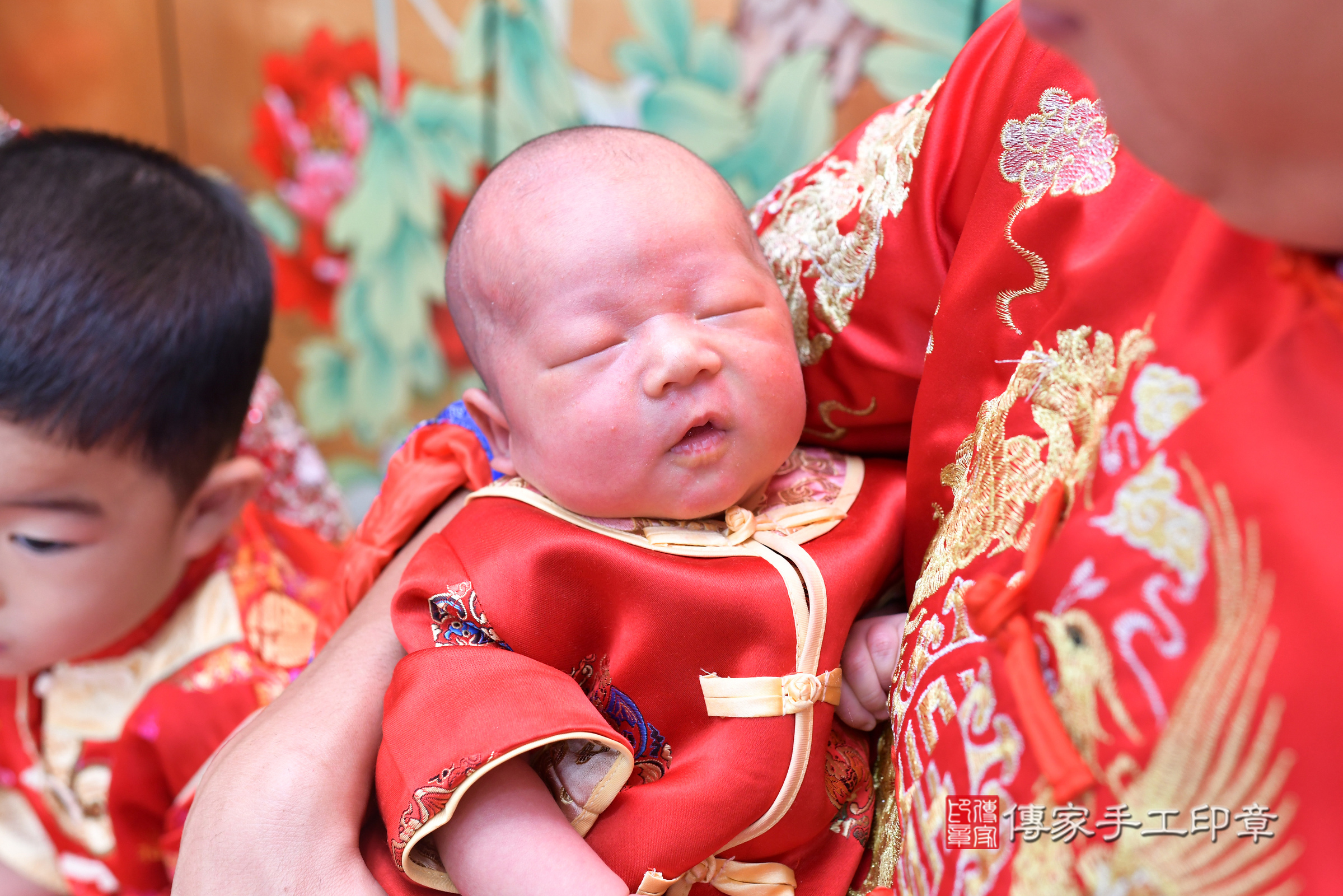 小馳寶寶(台北市大同區嬰兒寶寶滿月剃頭理髮、嬰兒剃胎毛儀式吉祥話)。中國風會場，爸媽寶貝穿「日中韓」古裝禮服。專業拍照、證書。★購買「臍帶章、肚臍章、胎毛筆刷印章」贈送：剃頭、收涎、抓周，三選一。2025.8.23，照片17