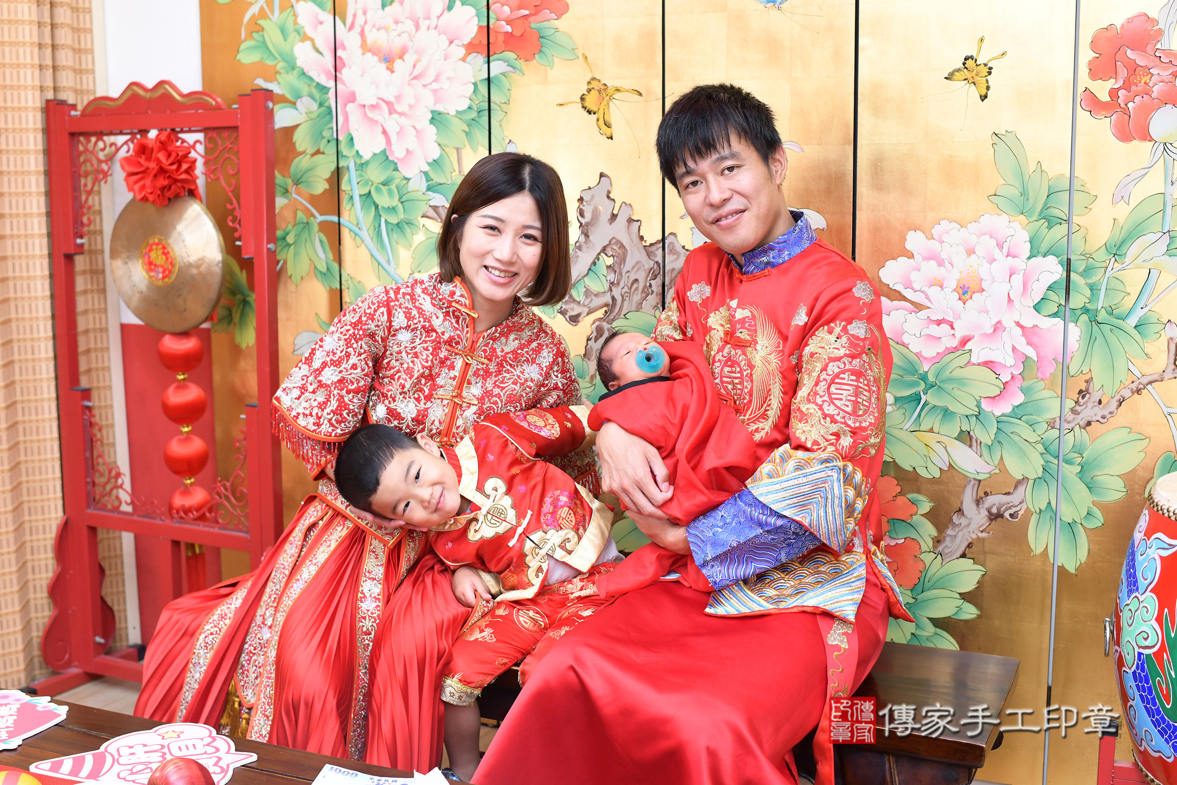 小馳寶寶(台北市大同區嬰兒寶寶滿月剃頭理髮、嬰兒剃胎毛儀式吉祥話)。中國風會場，爸媽寶貝穿「日中韓」古裝禮服。專業拍照、證書。★購買「臍帶章、肚臍章、胎毛筆刷印章」贈送：剃頭、收涎、抓周，三選一。2025.8.23，照片15