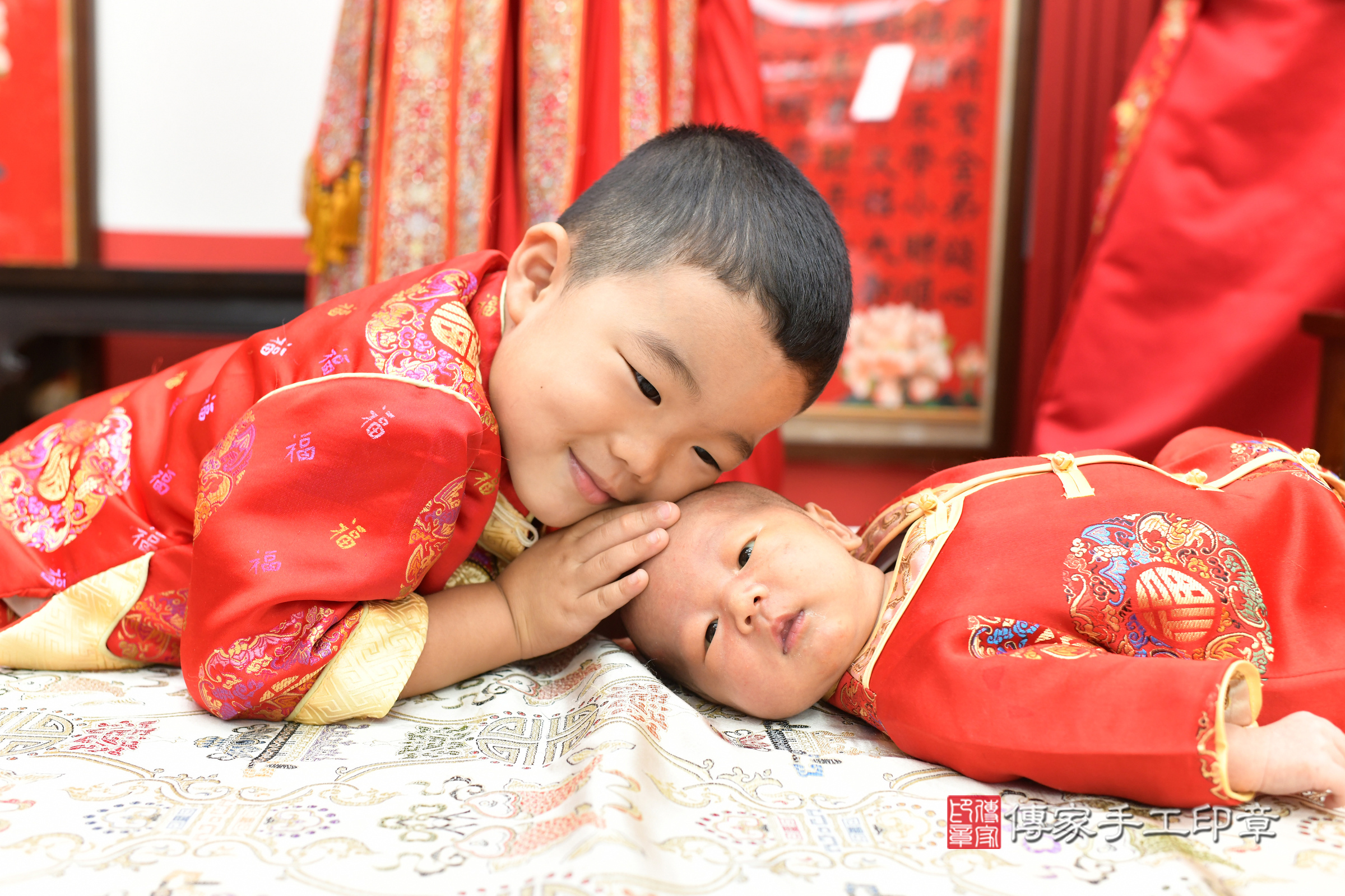 小馳寶寶(台北市大同區嬰兒寶寶滿月剃頭理髮、嬰兒剃胎毛儀式吉祥話)。中國風會場，爸媽寶貝穿「日中韓」古裝禮服。專業拍照、證書。★購買「臍帶章、肚臍章、胎毛筆刷印章」贈送：剃頭、收涎、抓周，三選一。2025.8.23，照片5