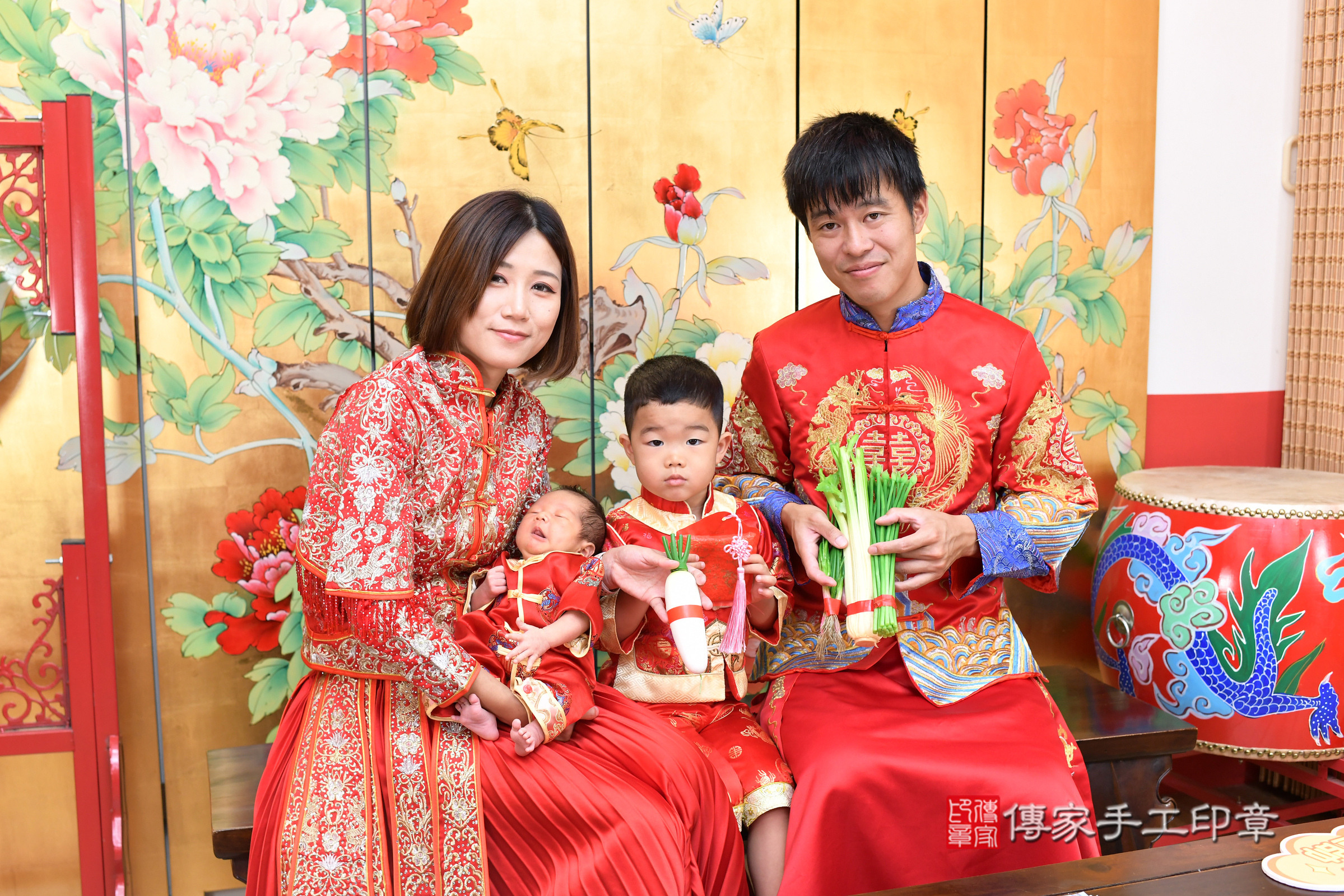 小馳寶寶(台北市大同區嬰兒寶寶滿月剃頭理髮、嬰兒剃胎毛儀式吉祥話)。中國風會場，爸媽寶貝穿「日中韓」古裝禮服。專業拍照、證書。★購買「臍帶章、肚臍章、胎毛筆刷印章」贈送：剃頭、收涎、抓周，三選一。2025.8.23，照片11