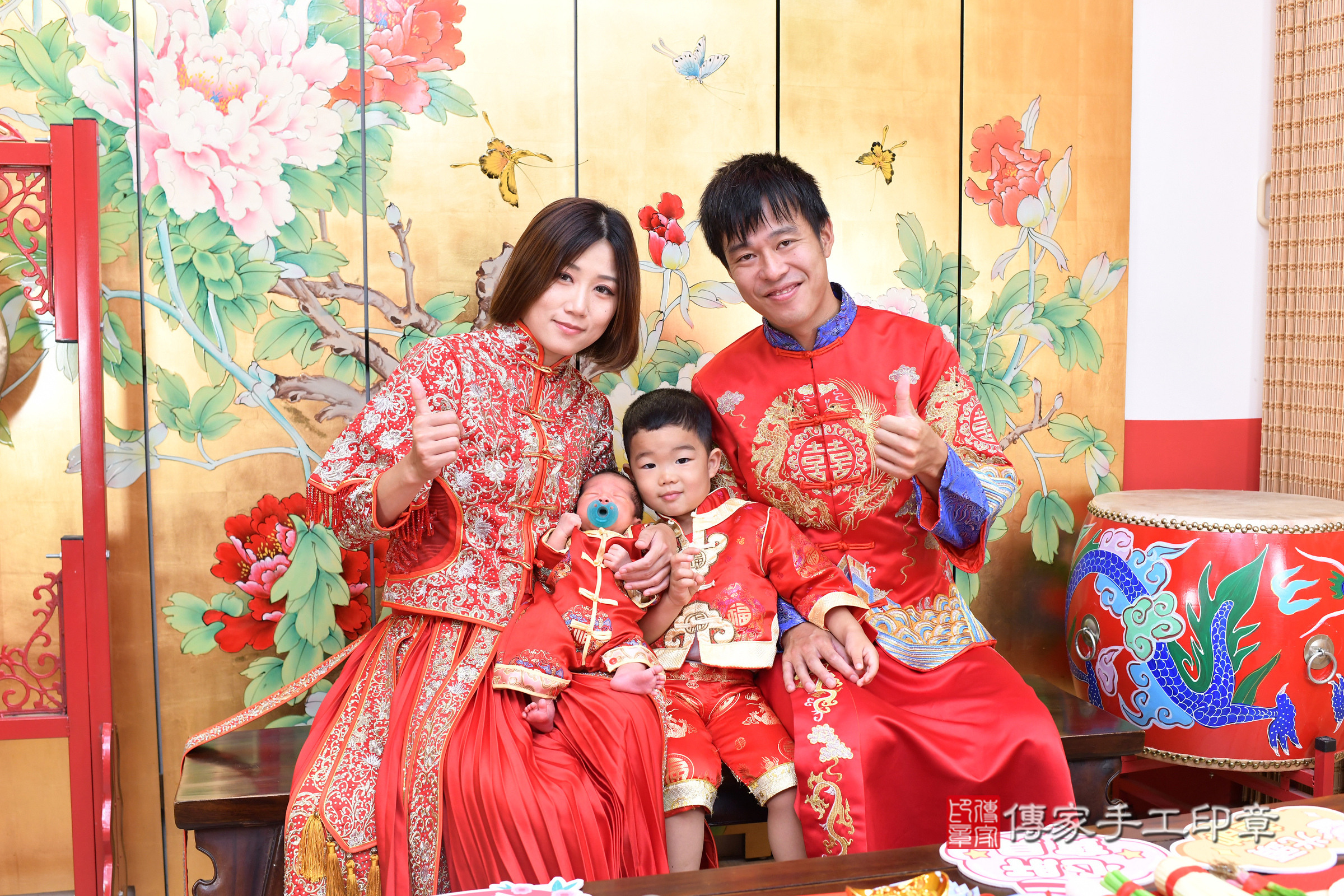 小馳寶寶(台北市大同區嬰兒寶寶滿月剃頭理髮、嬰兒剃胎毛儀式吉祥話)。中國風會場，爸媽寶貝穿「日中韓」古裝禮服。專業拍照、證書。★購買「臍帶章、肚臍章、胎毛筆刷印章」贈送：剃頭、收涎、抓周，三選一。2025.8.23，照片2