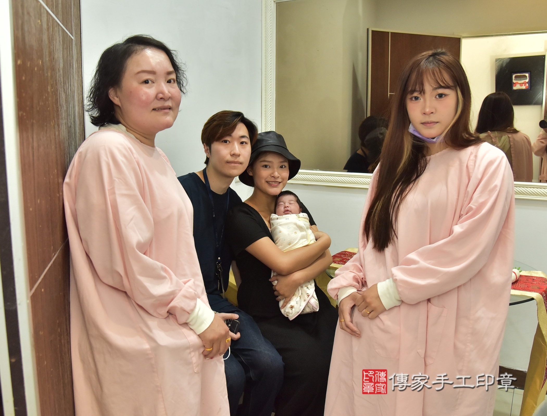 小蜜桃寶寶(新北市中和區到府嬰兒小蜜桃寶寶滿月剃頭理髮、到府嬰兒剃胎毛儀式吉祥話)。到府剃頭剃胎毛主持、專業拍照、證書。★購買「臍帶章、肚臍章、胎毛筆刷印章」贈送：剃頭、收涎、抓周，三選一。2025.8.24，照片3