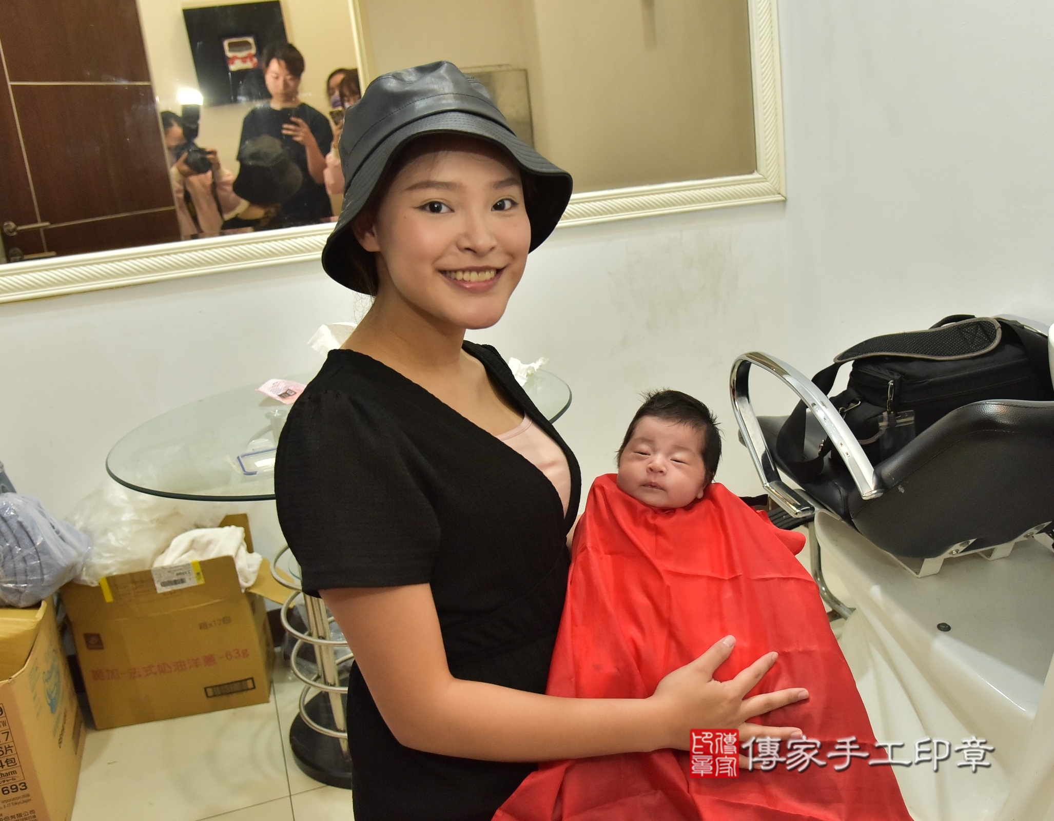 小蜜桃寶寶(新北市中和區到府嬰兒小蜜桃寶寶滿月剃頭理髮、到府嬰兒剃胎毛儀式吉祥話)。到府剃頭剃胎毛主持、專業拍照、證書。★購買「臍帶章、肚臍章、胎毛筆刷印章」贈送：剃頭、收涎、抓周，三選一。2025.8.24，照片19