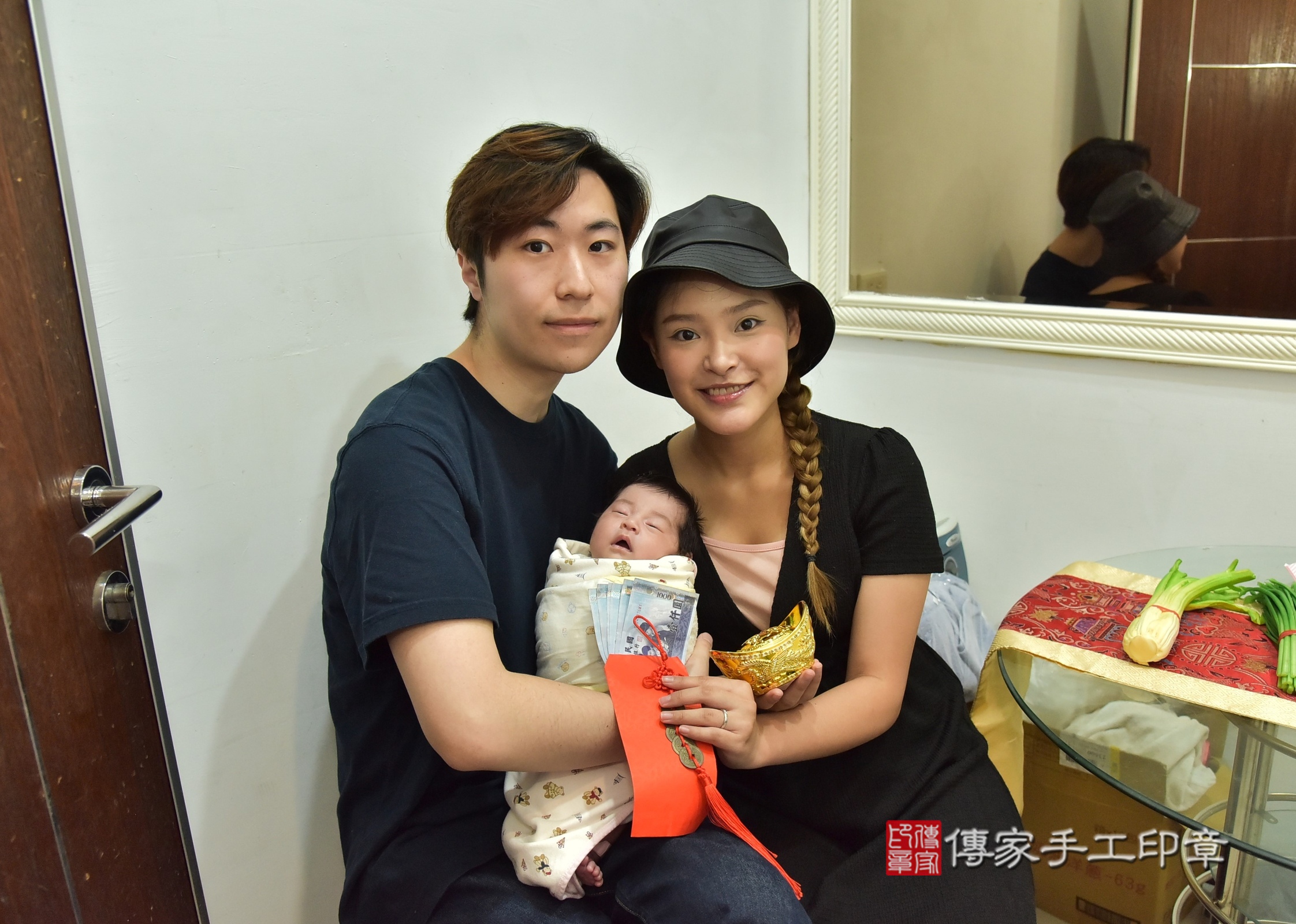 小蜜桃寶寶(新北市中和區到府嬰兒小蜜桃寶寶滿月剃頭理髮、到府嬰兒剃胎毛儀式吉祥話)。到府剃頭剃胎毛主持、專業拍照、證書。★購買「臍帶章、肚臍章、胎毛筆刷印章」贈送：剃頭、收涎、抓周，三選一。2025.8.24，照片17