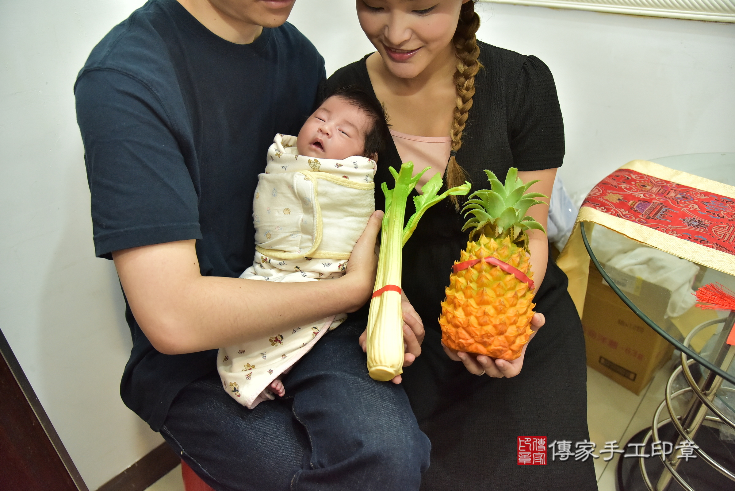 小蜜桃寶寶(新北市中和區到府嬰兒小蜜桃寶寶滿月剃頭理髮、到府嬰兒剃胎毛儀式吉祥話)。到府剃頭剃胎毛主持、專業拍照、證書。★購買「臍帶章、肚臍章、胎毛筆刷印章」贈送：剃頭、收涎、抓周，三選一。2025.8.24，照片16