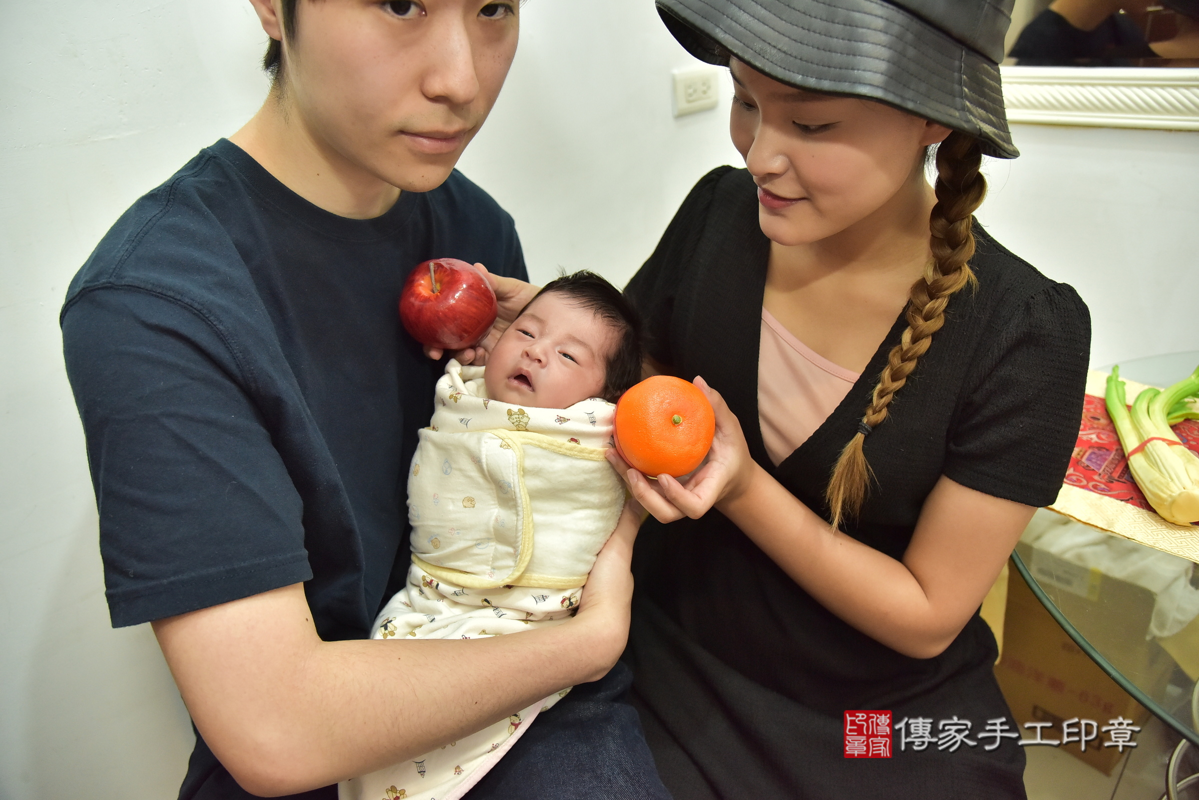 小蜜桃寶寶(新北市中和區到府嬰兒小蜜桃寶寶滿月剃頭理髮、到府嬰兒剃胎毛儀式吉祥話)。到府剃頭剃胎毛主持、專業拍照、證書。★購買「臍帶章、肚臍章、胎毛筆刷印章」贈送：剃頭、收涎、抓周，三選一。2025.8.24，照片10
