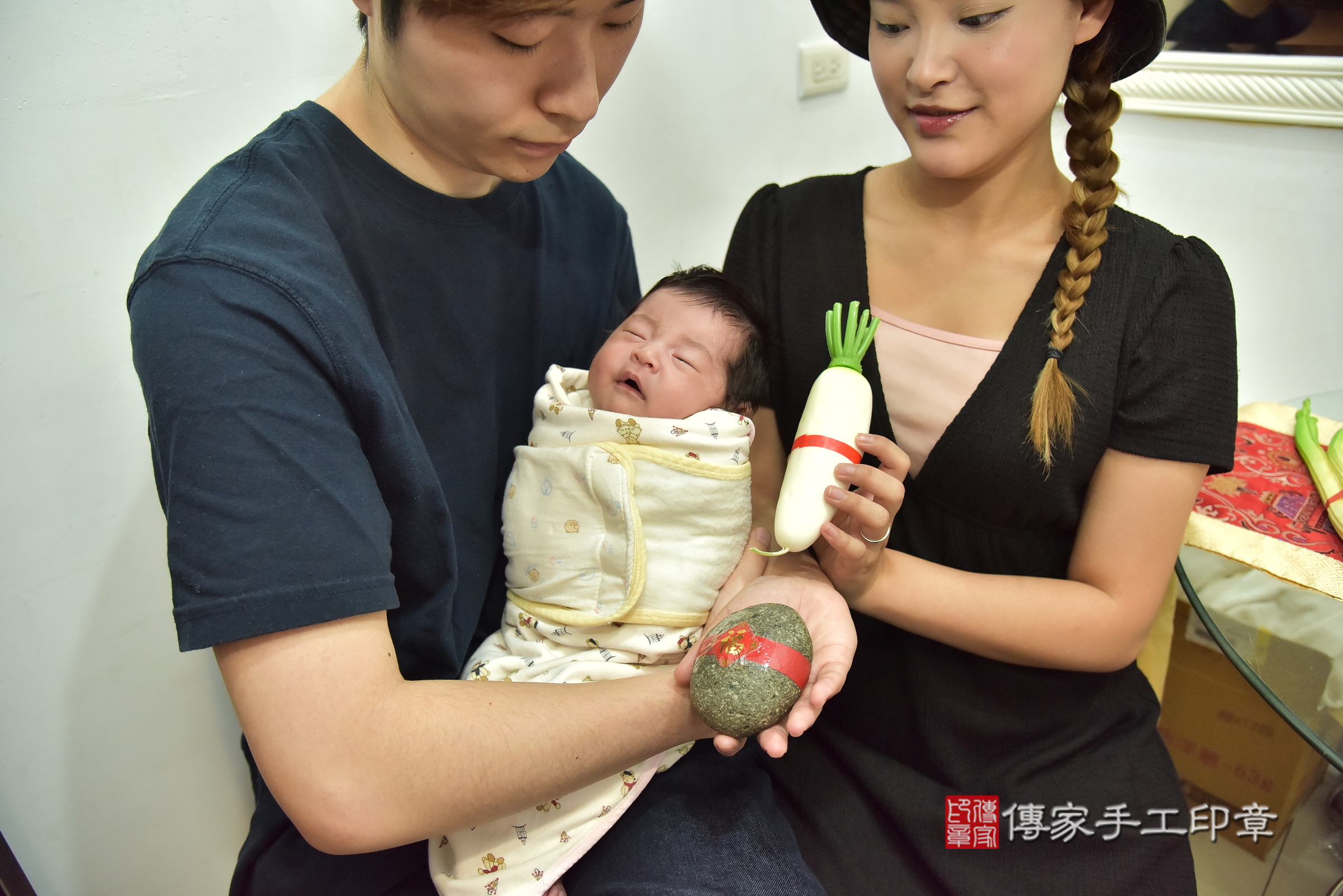 小蜜桃寶寶(新北市中和區到府嬰兒小蜜桃寶寶滿月剃頭理髮、到府嬰兒剃胎毛儀式吉祥話)。到府剃頭剃胎毛主持、專業拍照、證書。★購買「臍帶章、肚臍章、胎毛筆刷印章」贈送：剃頭、收涎、抓周，三選一。2025.8.24，照片12