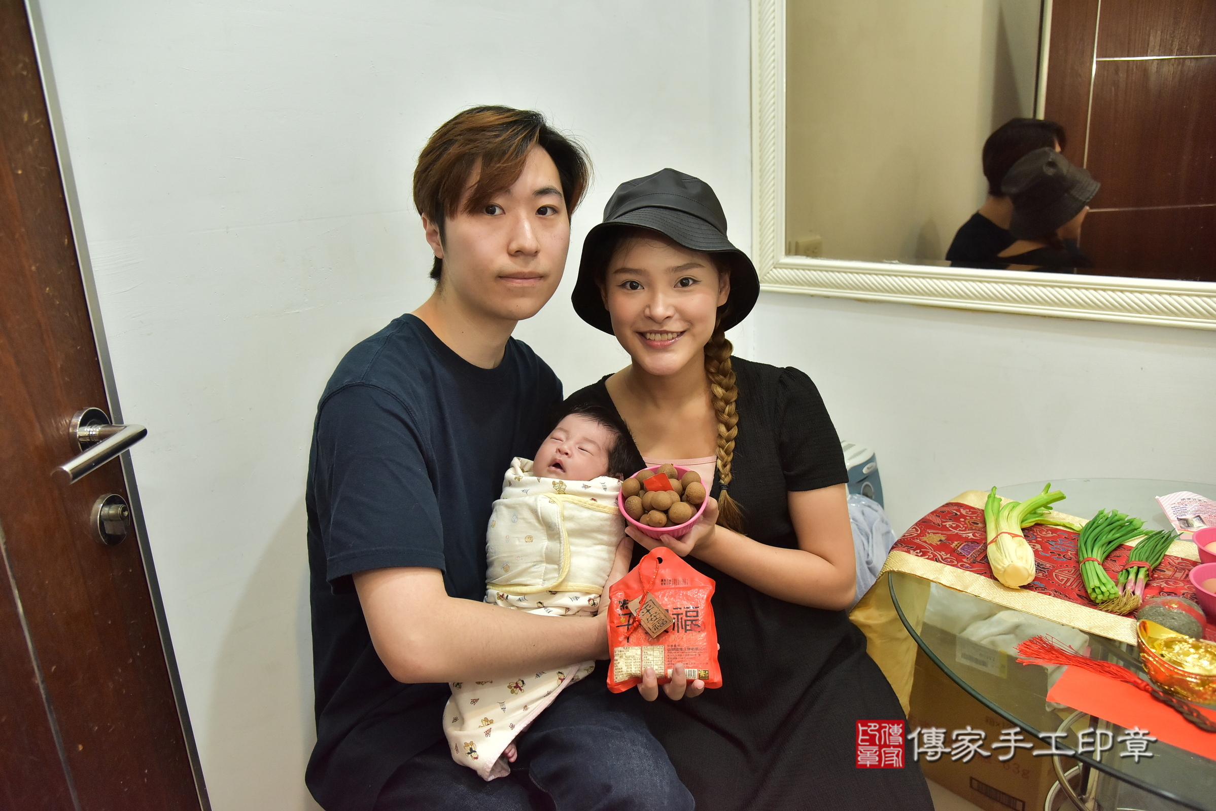 小蜜桃寶寶(新北市中和區到府嬰兒小蜜桃寶寶滿月剃頭理髮、到府嬰兒剃胎毛儀式吉祥話)。到府剃頭剃胎毛主持、專業拍照、證書。★購買「臍帶章、肚臍章、胎毛筆刷印章」贈送：剃頭、收涎、抓周，三選一。2025.8.24，照片7