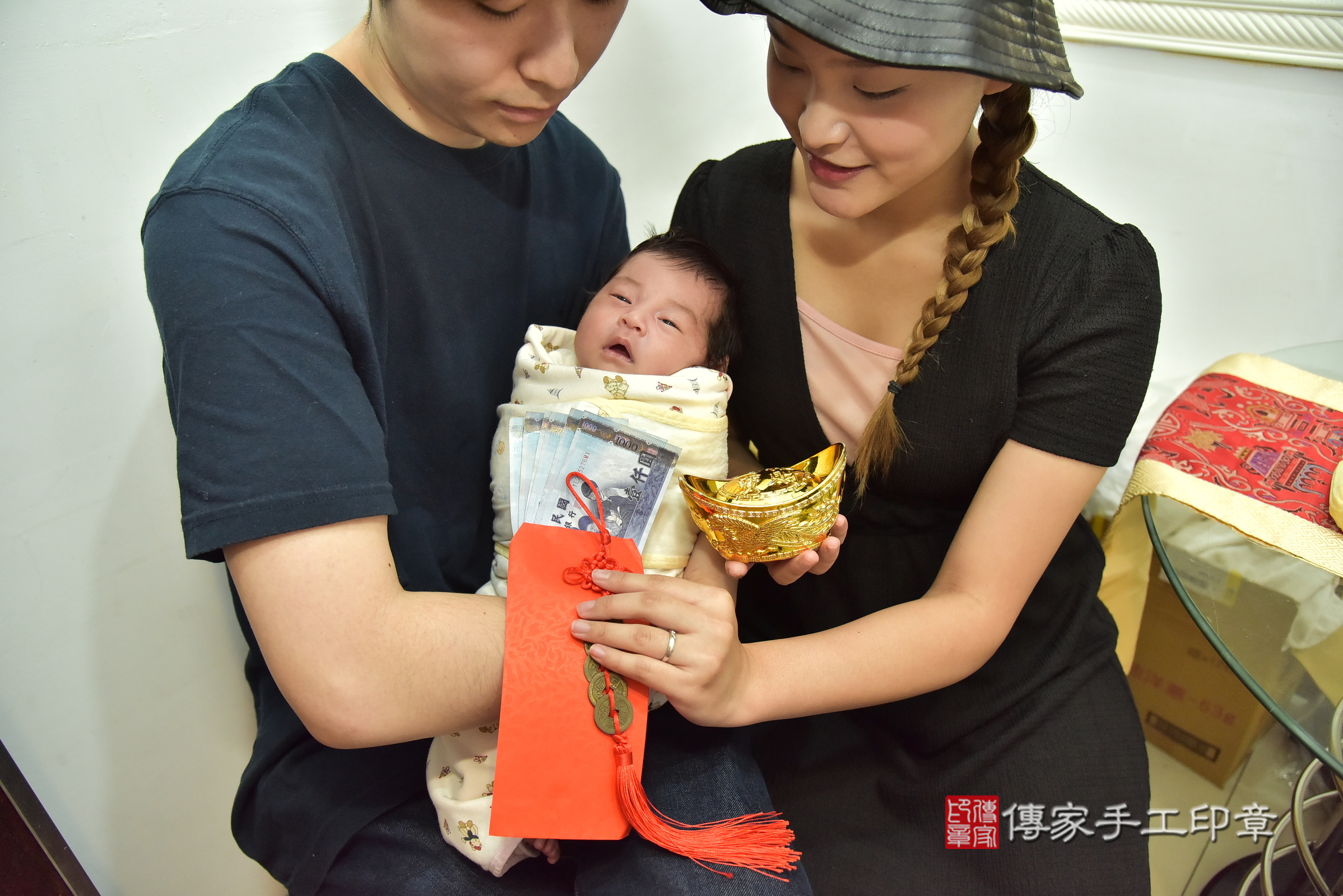 小蜜桃寶寶(新北市中和區到府嬰兒小蜜桃寶寶滿月剃頭理髮、到府嬰兒剃胎毛儀式吉祥話)。到府剃頭剃胎毛主持、專業拍照、證書。★購買「臍帶章、肚臍章、胎毛筆刷印章」贈送：剃頭、收涎、抓周，三選一。2025.8.24，照片18