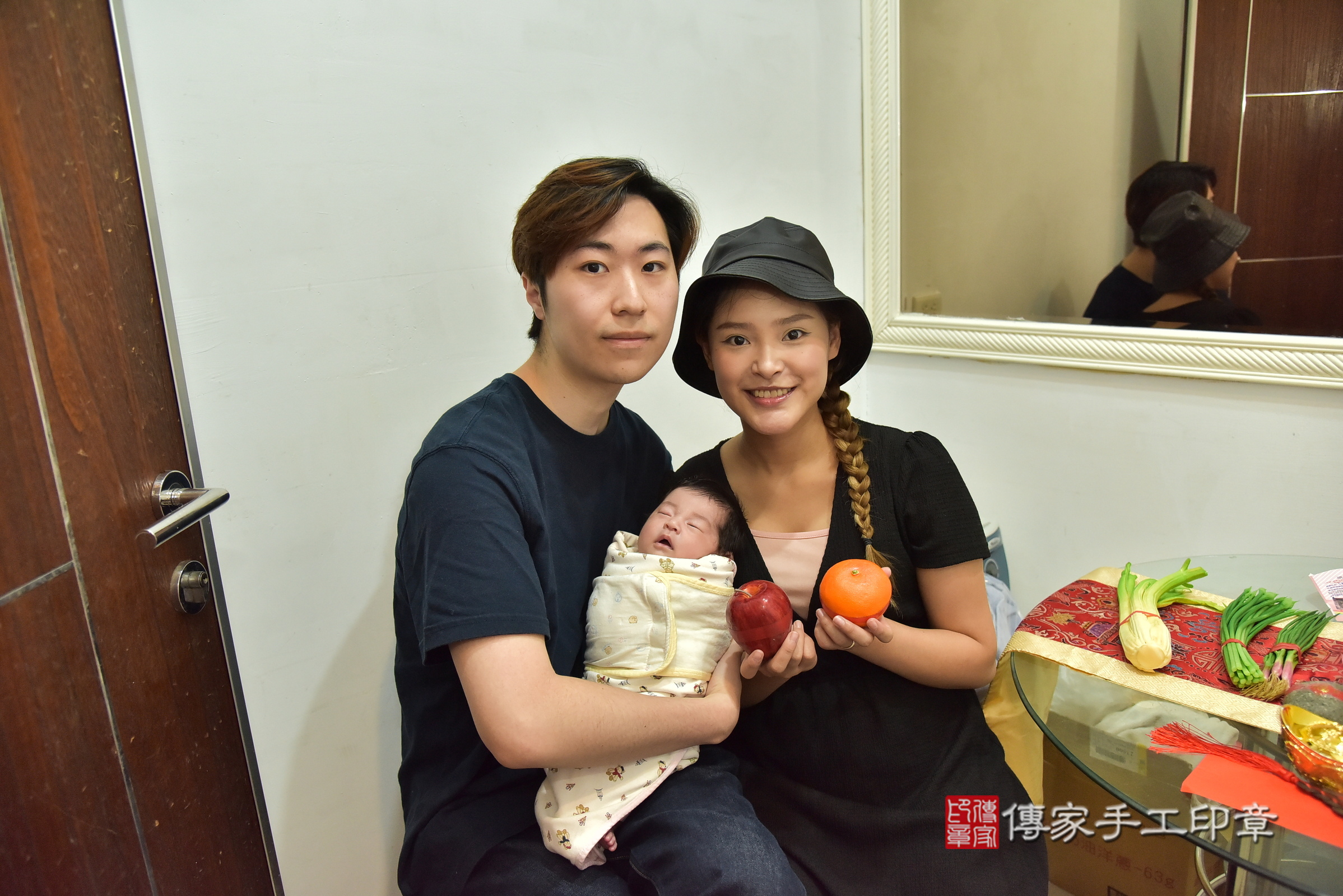 小蜜桃寶寶(新北市中和區到府嬰兒小蜜桃寶寶滿月剃頭理髮、到府嬰兒剃胎毛儀式吉祥話)。到府剃頭剃胎毛主持、專業拍照、證書。★購買「臍帶章、肚臍章、胎毛筆刷印章」贈送：剃頭、收涎、抓周，三選一。2025.8.24，照片9