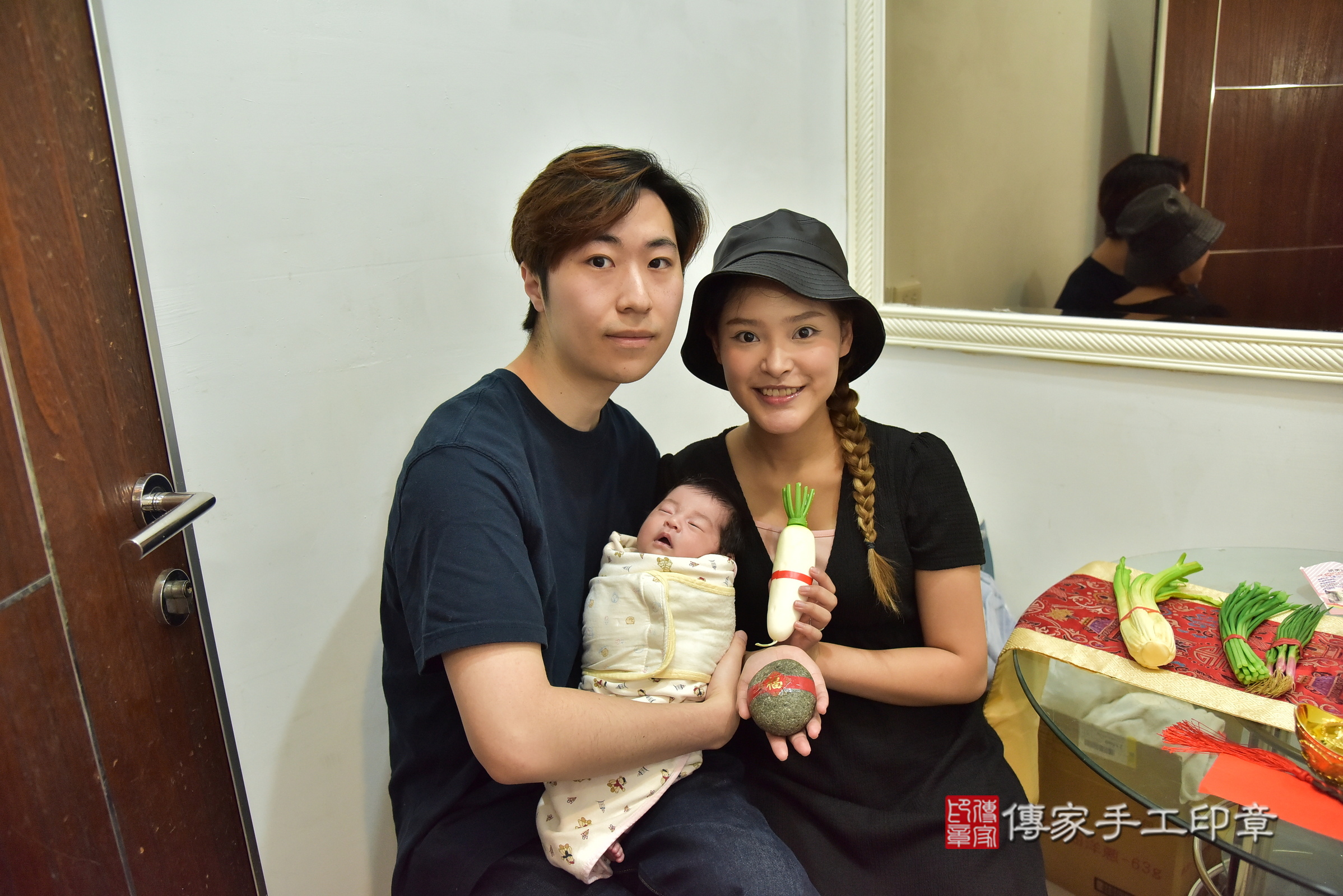 小蜜桃寶寶(新北市中和區到府嬰兒小蜜桃寶寶滿月剃頭理髮、到府嬰兒剃胎毛儀式吉祥話)。到府剃頭剃胎毛主持、專業拍照、證書。★購買「臍帶章、肚臍章、胎毛筆刷印章」贈送：剃頭、收涎、抓周，三選一。2025.8.24，照片11