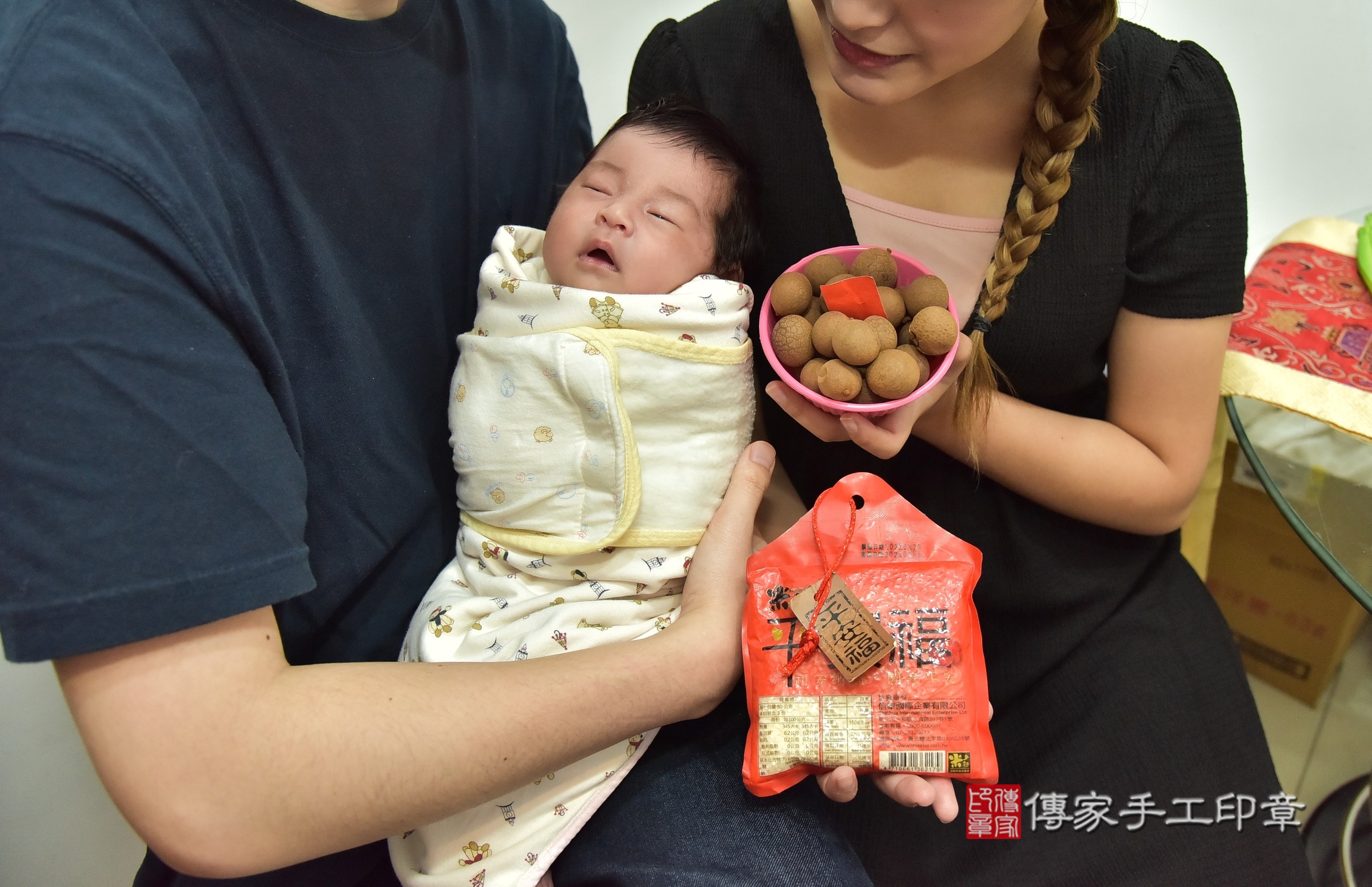 小蜜桃寶寶(新北市中和區到府嬰兒小蜜桃寶寶滿月剃頭理髮、到府嬰兒剃胎毛儀式吉祥話)。到府剃頭剃胎毛主持、專業拍照、證書。★購買「臍帶章、肚臍章、胎毛筆刷印章」贈送：剃頭、收涎、抓周，三選一。2025.8.24，照片8