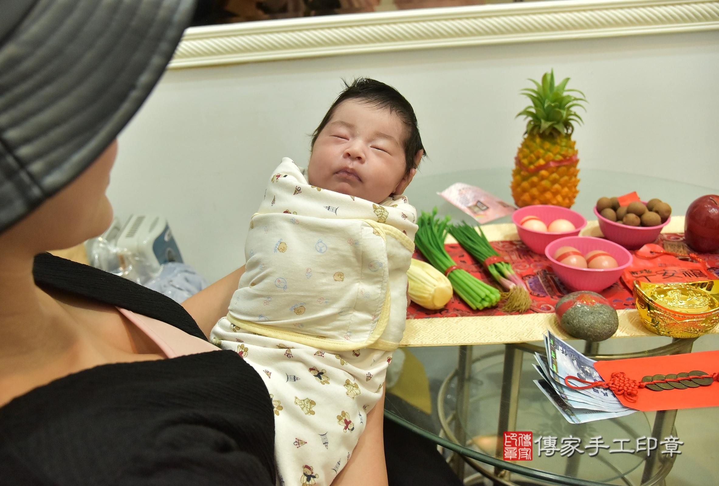 小蜜桃寶寶(新北市中和區到府嬰兒小蜜桃寶寶滿月剃頭理髮、到府嬰兒剃胎毛儀式吉祥話)。到府剃頭剃胎毛主持、專業拍照、證書。★購買「臍帶章、肚臍章、胎毛筆刷印章」贈送：剃頭、收涎、抓周，三選一。2025.8.24，照片2
