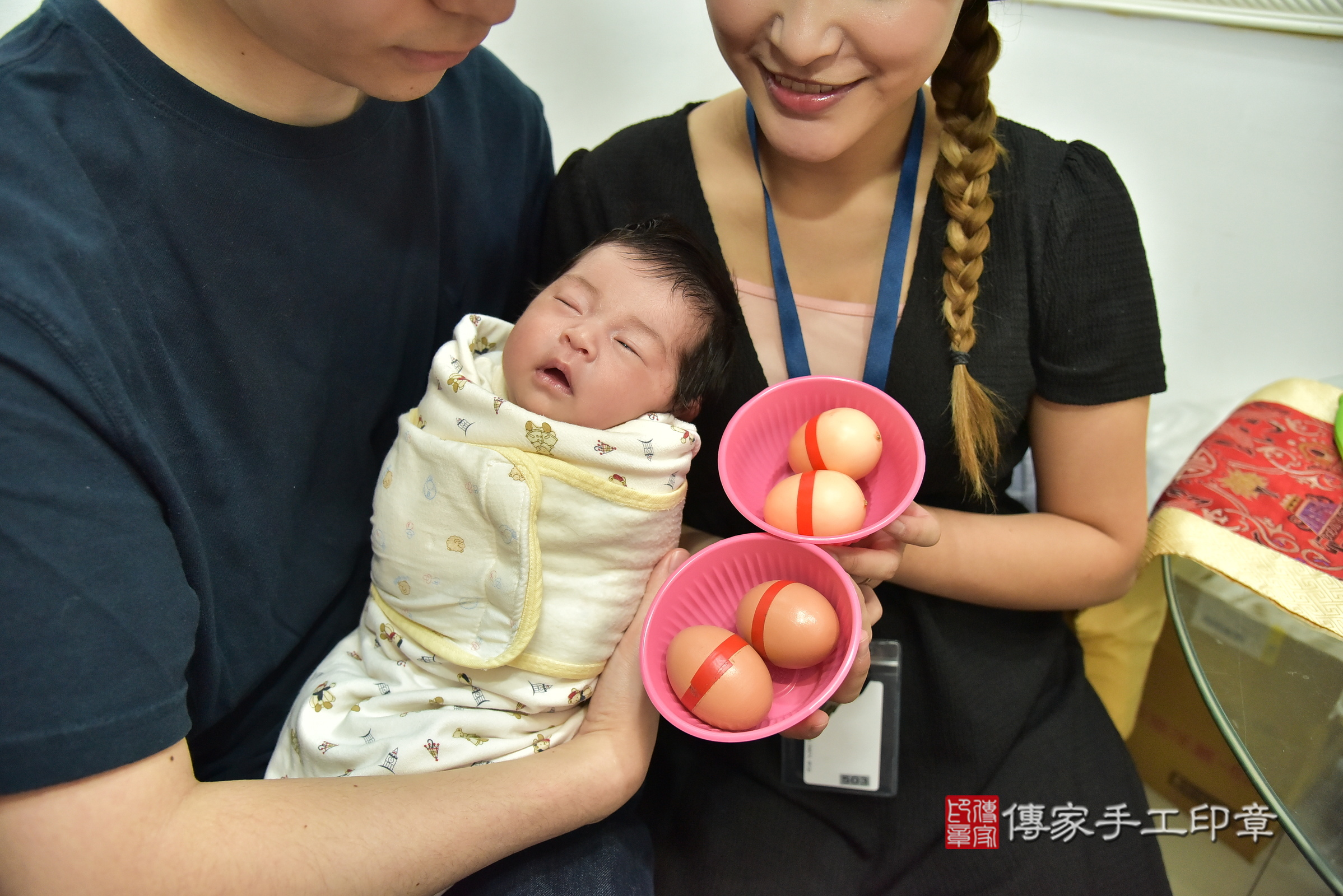 小蜜桃寶寶(新北市中和區到府嬰兒小蜜桃寶寶滿月剃頭理髮、到府嬰兒剃胎毛儀式吉祥話)。到府剃頭剃胎毛主持、專業拍照、證書。★購買「臍帶章、肚臍章、胎毛筆刷印章」贈送：剃頭、收涎、抓周，三選一。2025.8.24，照片6