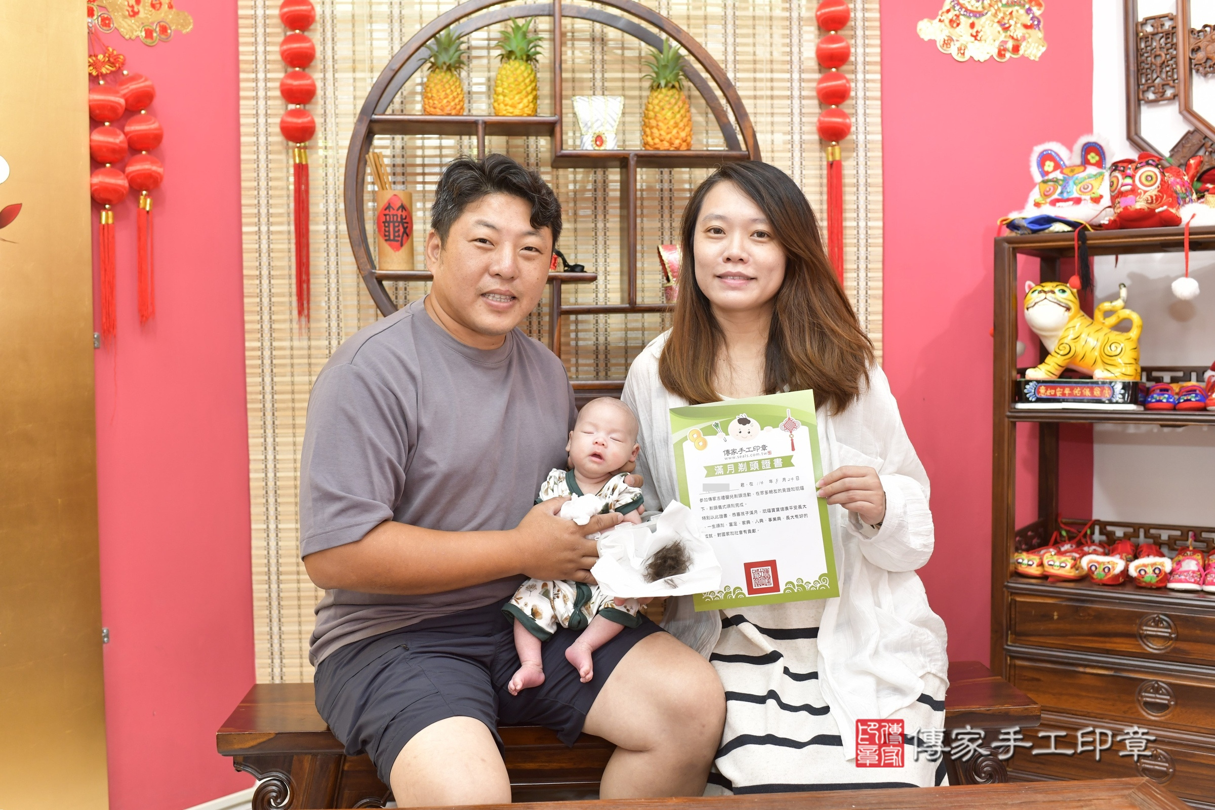 小璇寶寶(新竹市香山區嬰兒寶寶滿月剃頭理髮、嬰兒剃胎毛儀式吉祥話)。中國風會場，爸媽寶貝穿「日中韓」古裝禮服。專業拍照、證書。★購買「臍帶章、肚臍章、胎毛筆刷印章」贈送：剃頭、收涎、抓周，三選一。2025.8.24，照片15