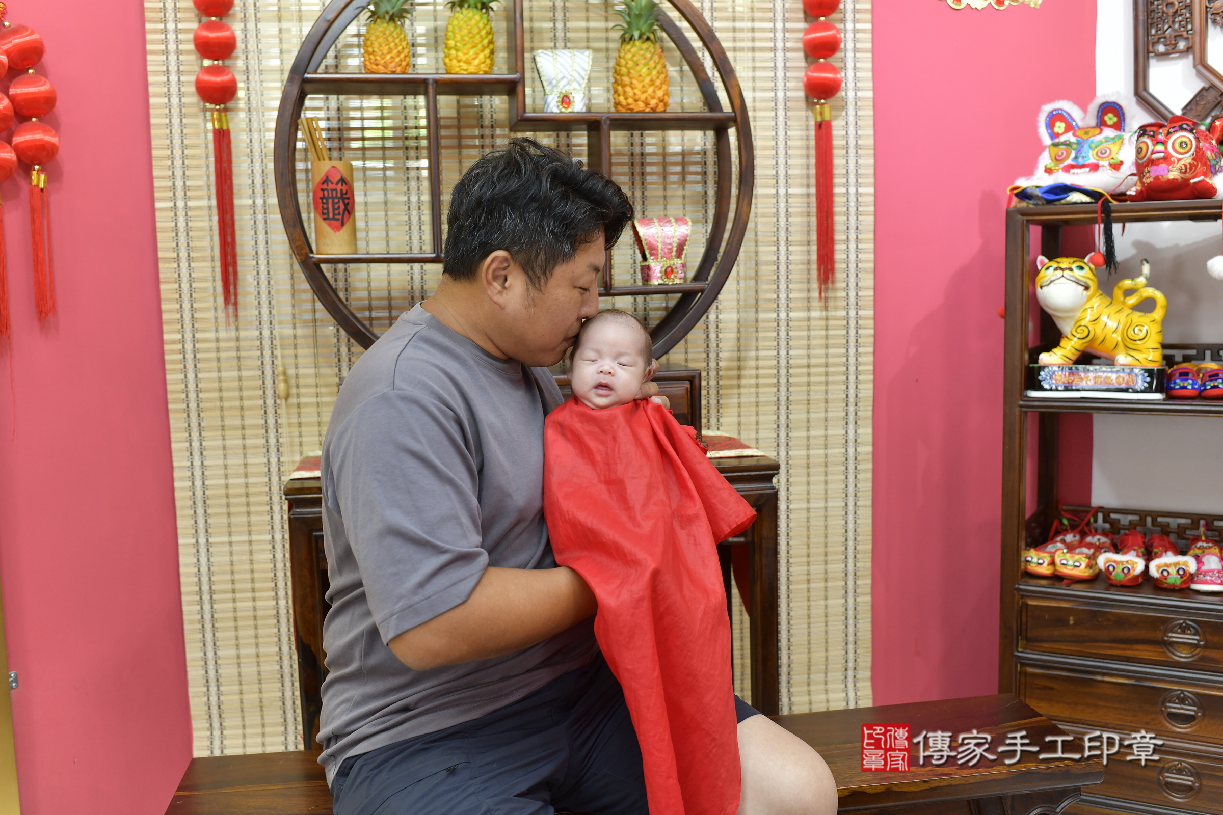 小璇寶寶(新竹市香山區嬰兒寶寶滿月剃頭理髮、嬰兒剃胎毛儀式吉祥話)。中國風會場，爸媽寶貝穿「日中韓」古裝禮服。專業拍照、證書。★購買「臍帶章、肚臍章、胎毛筆刷印章」贈送：剃頭、收涎、抓周，三選一。2025.8.24，照片13